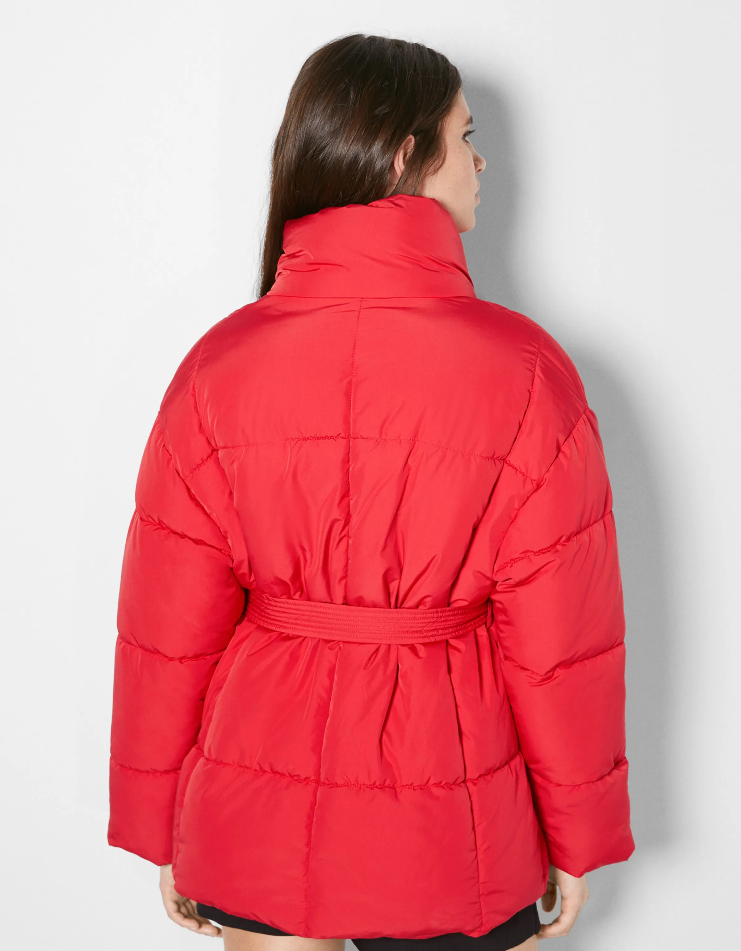 BERSHKA Abrigo puffy efecto nylon cinturón Rojo Cheap