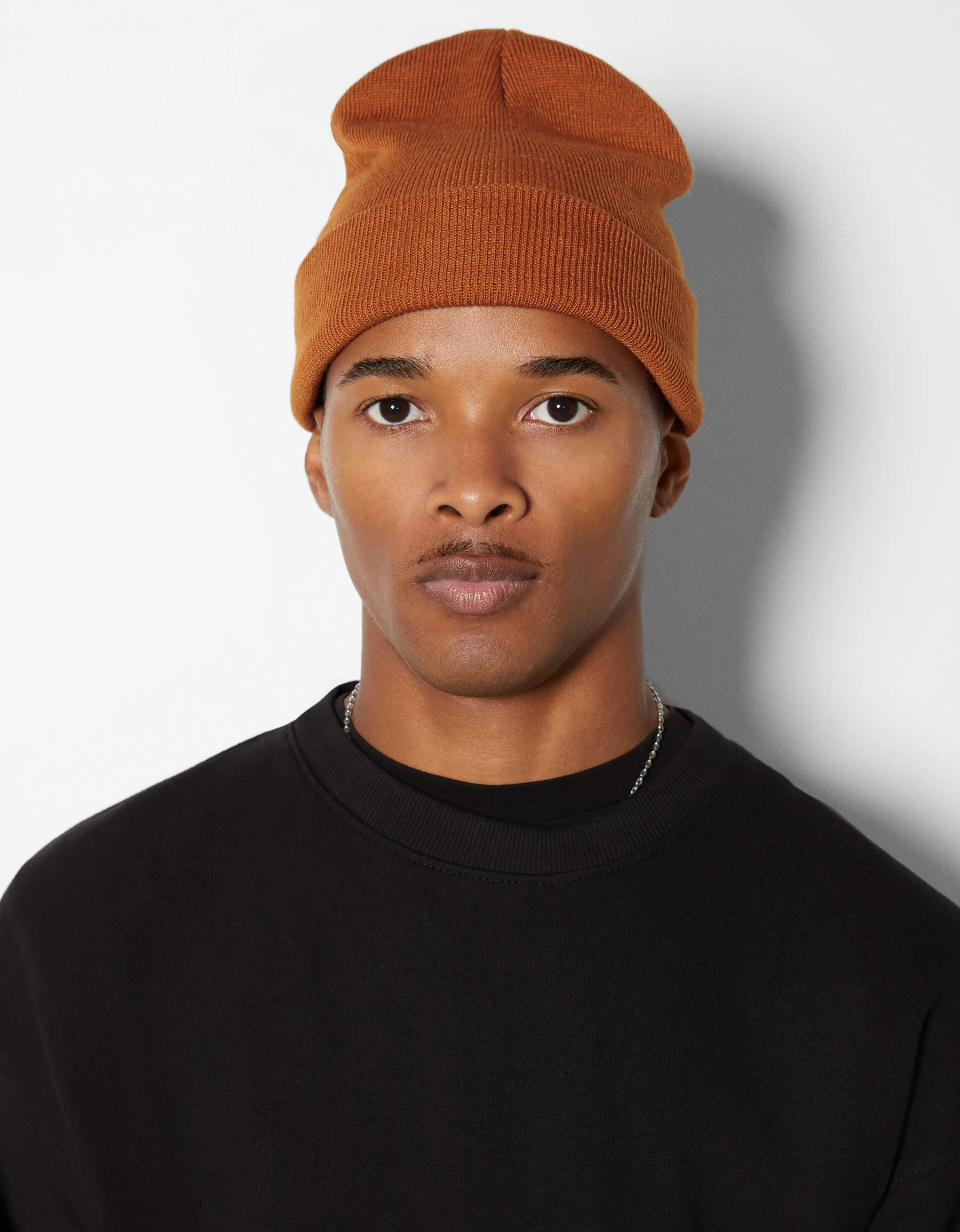 BERSHKA Beanie básico Camel Sale