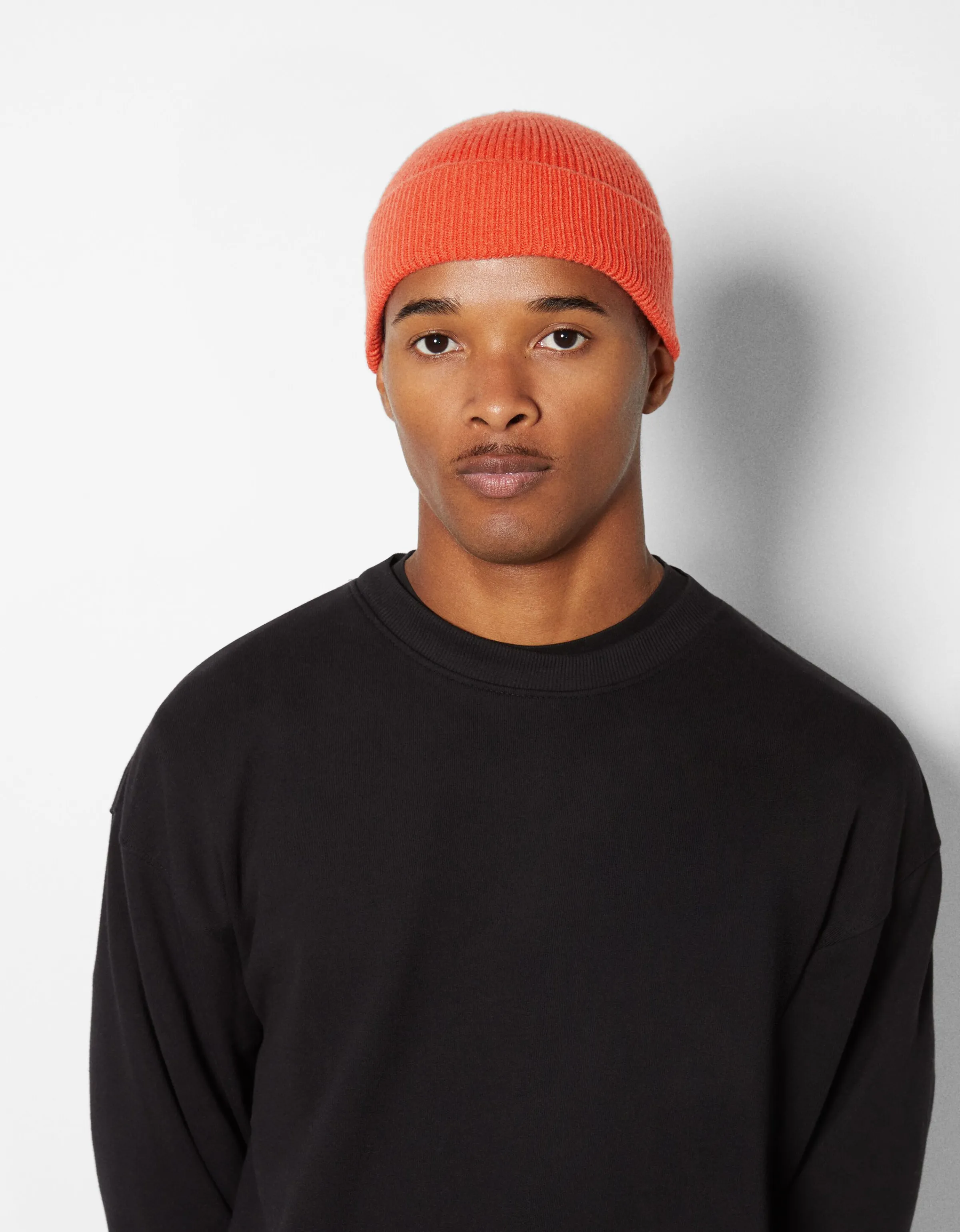 BERSHKA Beanie corto Naranja Hot