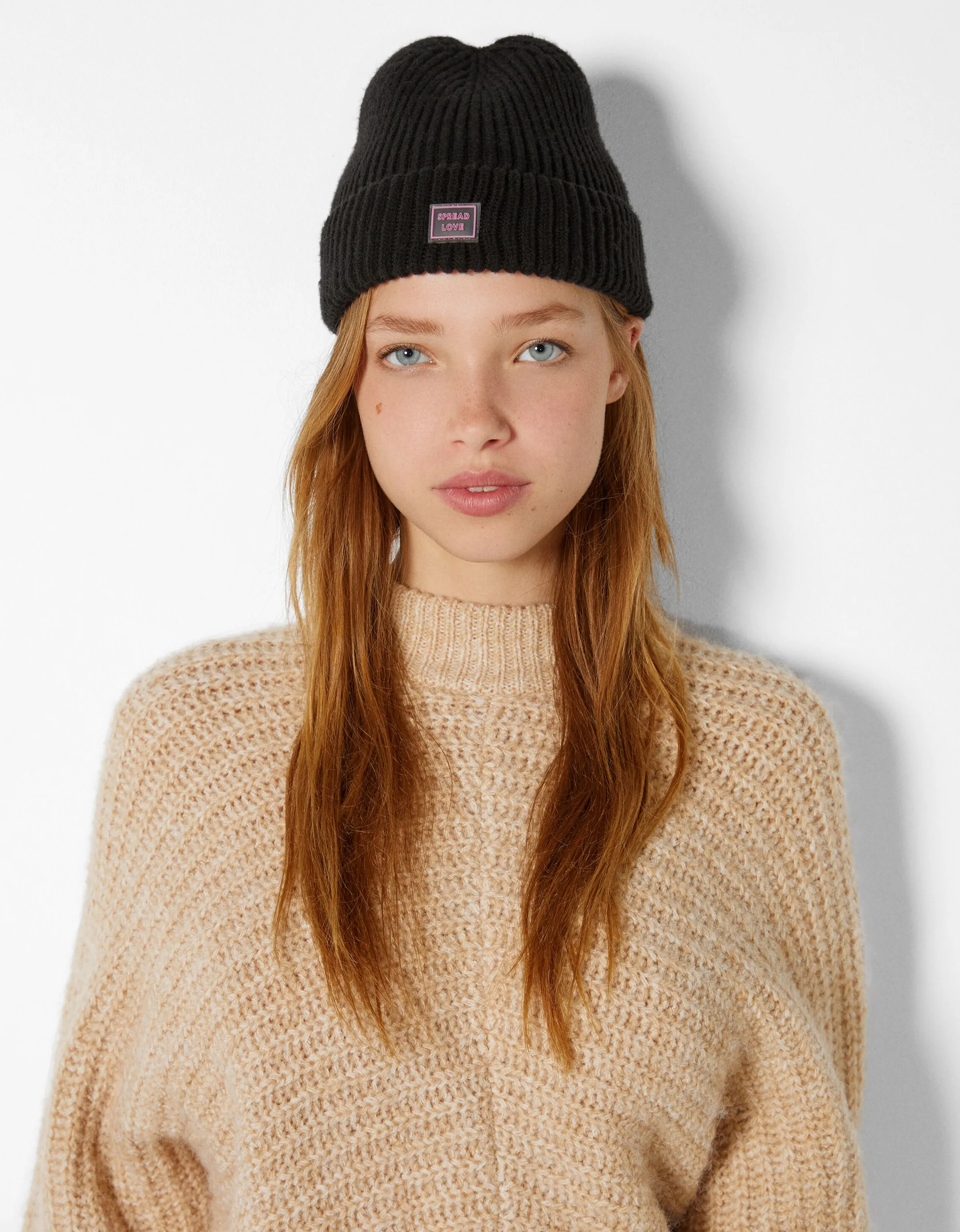 BERSHKA Beanie corto parche Negro Flash Sale