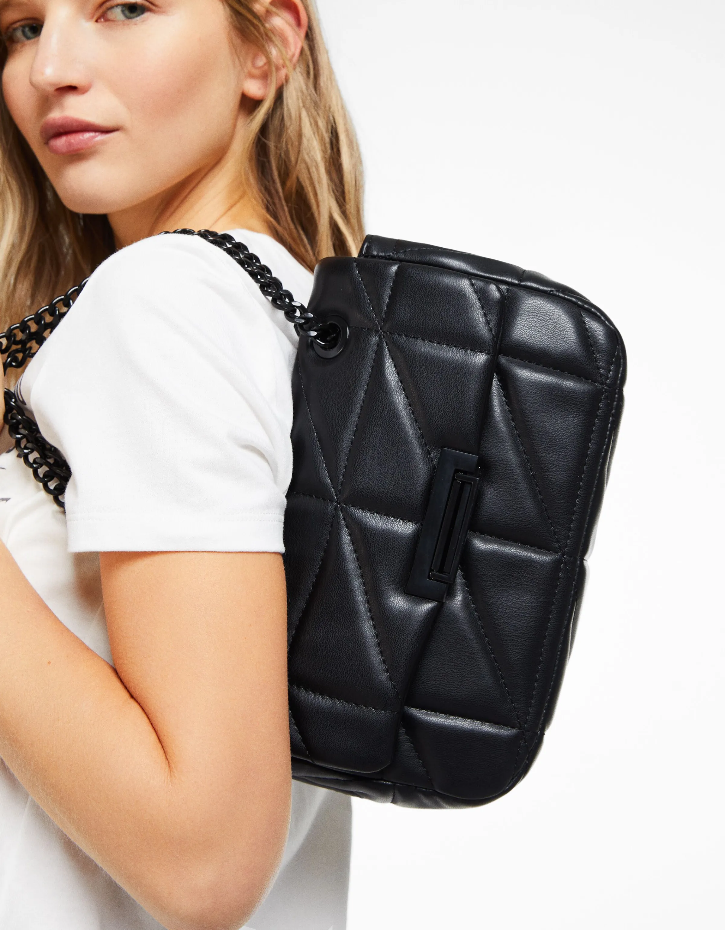 BERSHKA Bolso acolchado cadena Negro Discount