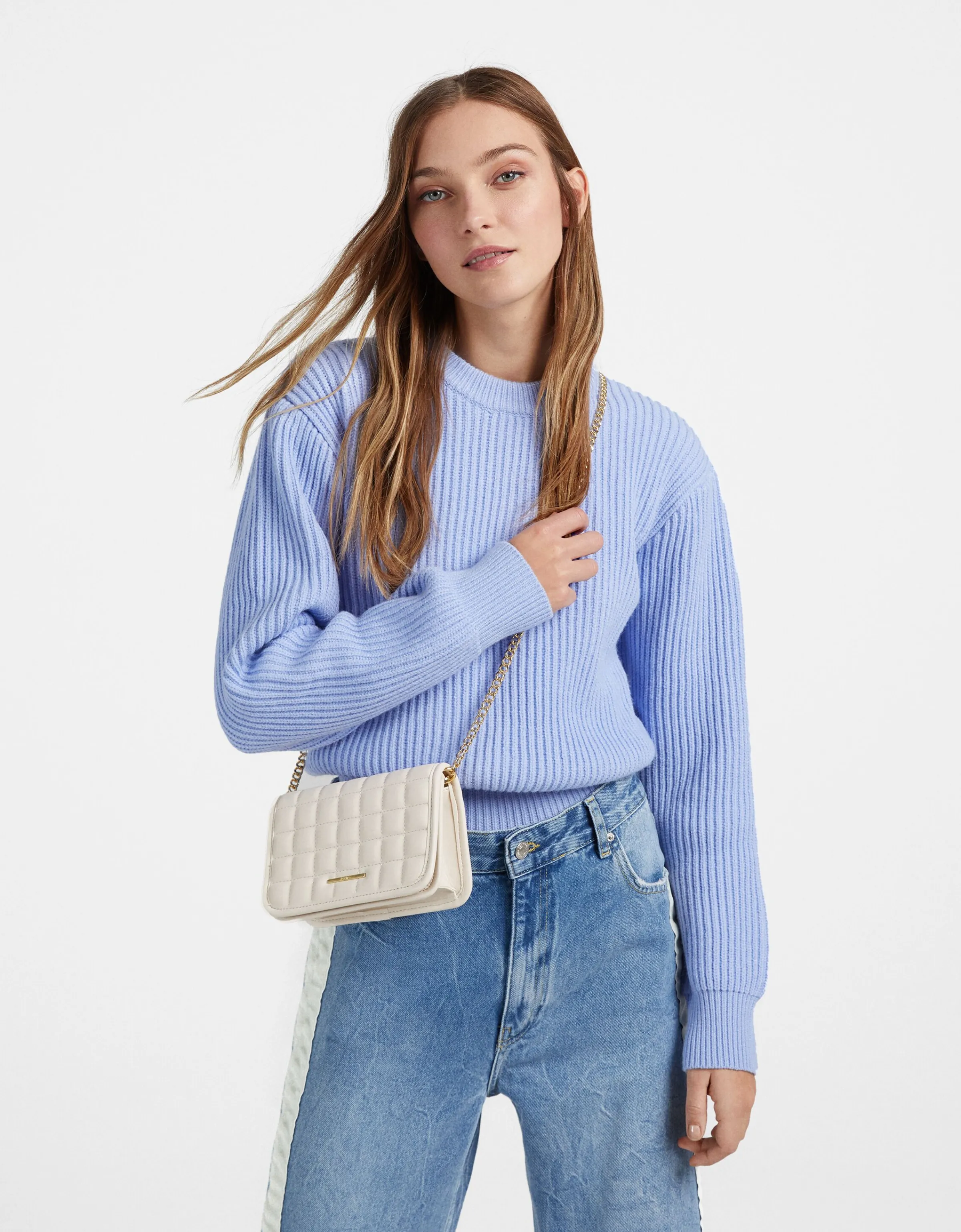 BERSHKA Bolso acolchado cadena Crudo Sale