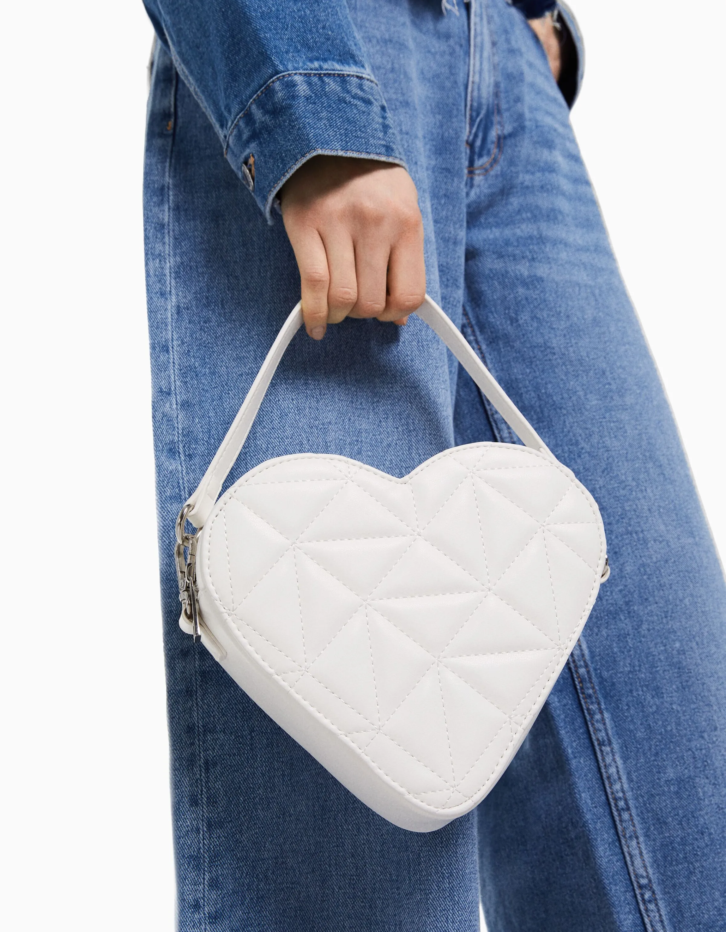 BERSHKA Bolso acolchado corazón asa ajustable Blanco Discount