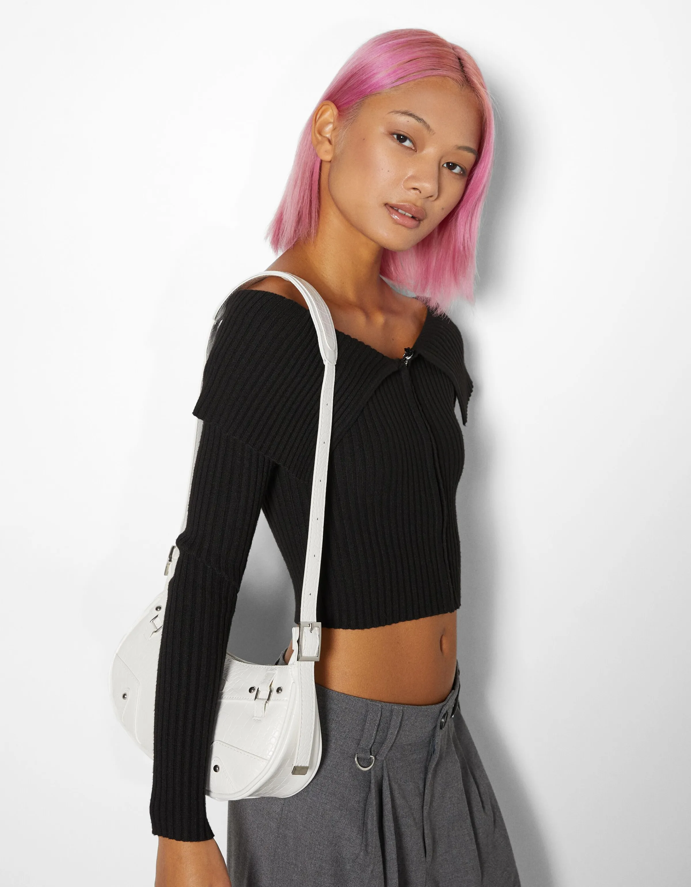 BERSHKA Bolso asa efecto piel tachas Blanco Hot