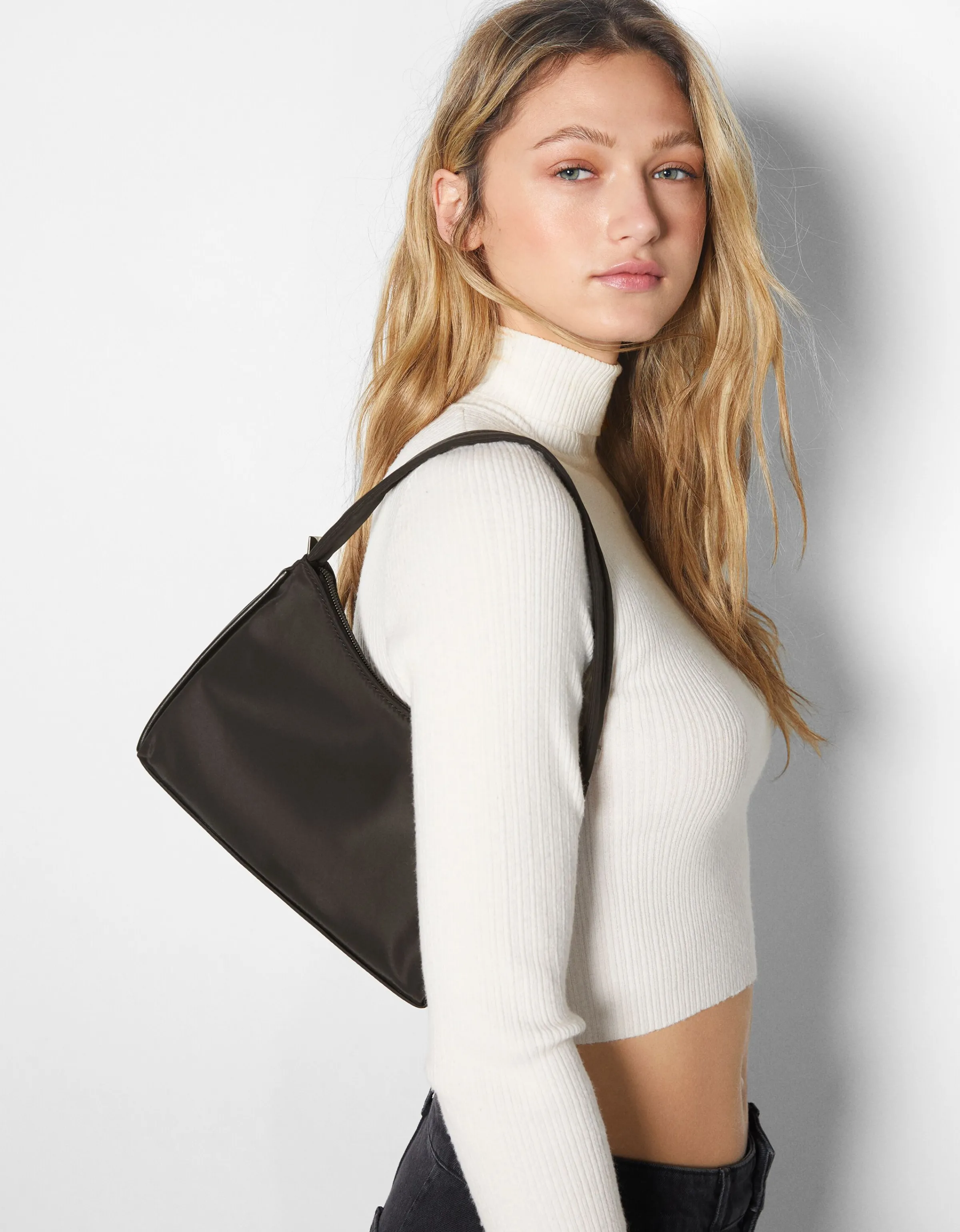 BERSHKA Bolso asa hombro tejido Negro Fashion