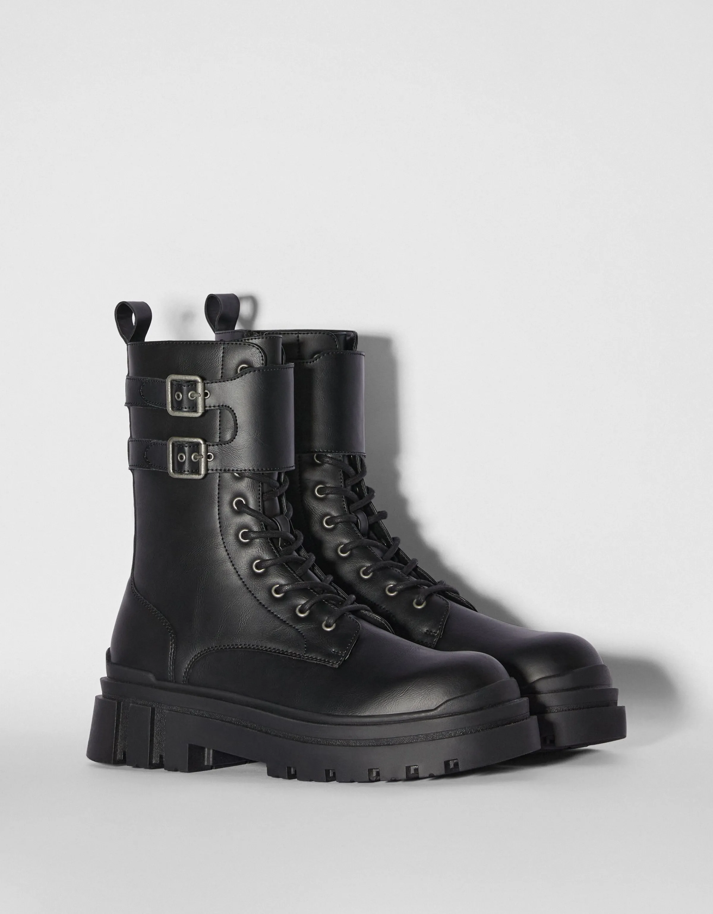 BERSHKA Botas acordonadas detalle hebillas hombre Negro Cheap