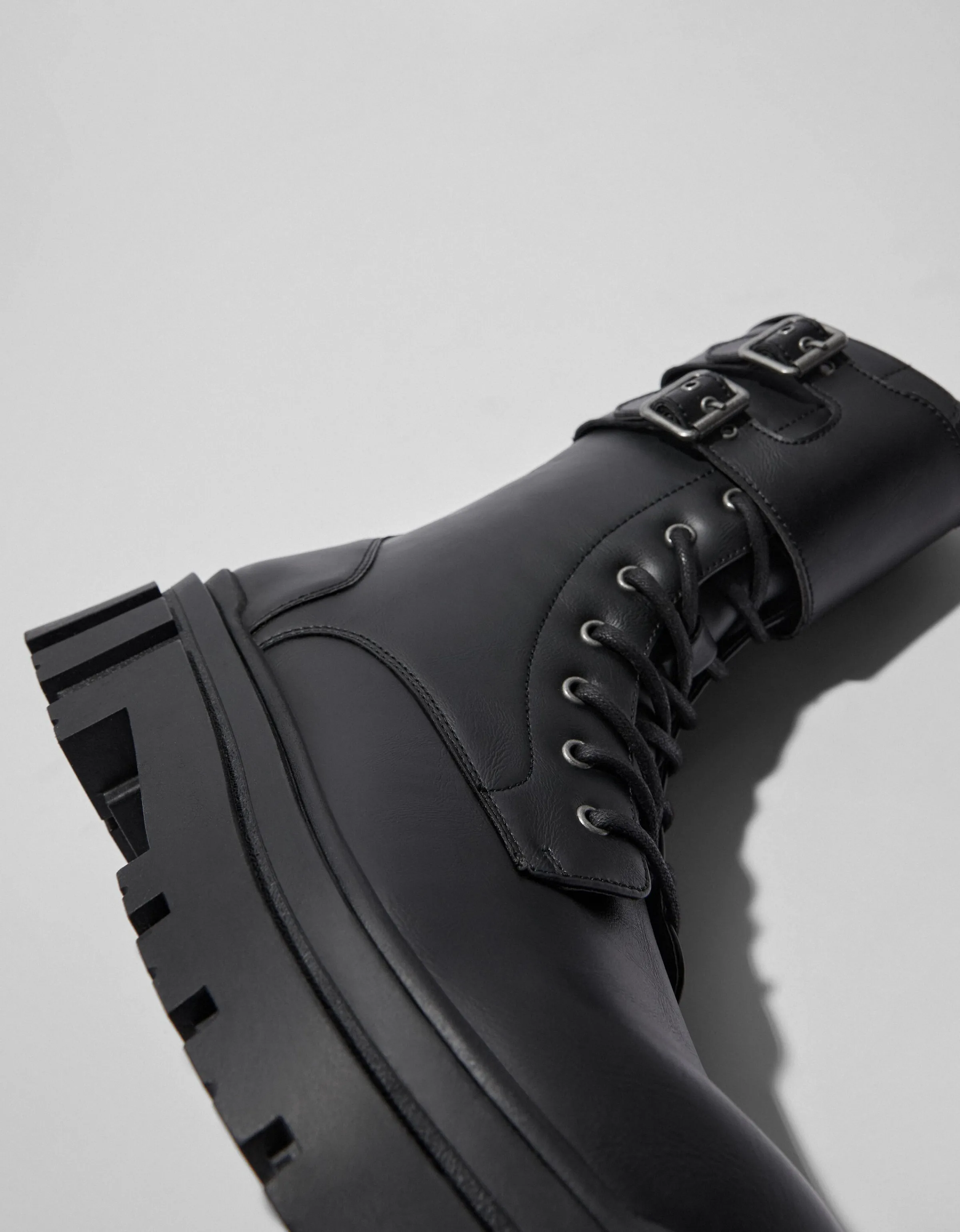 BERSHKA Botas acordonadas detalle hebillas hombre Negro Cheap