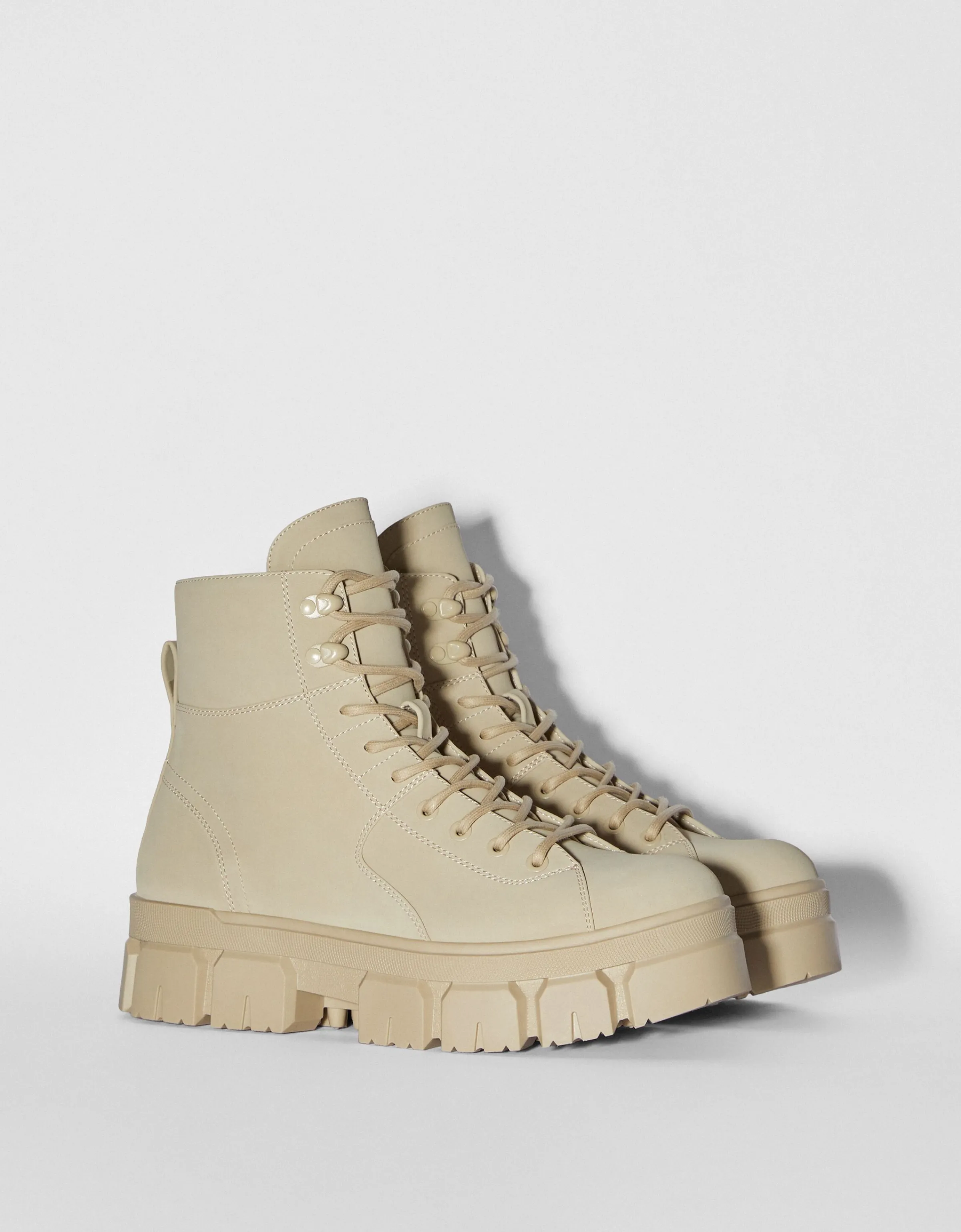 BERSHKA Botas acordonadas suela track hombre Arena Discount