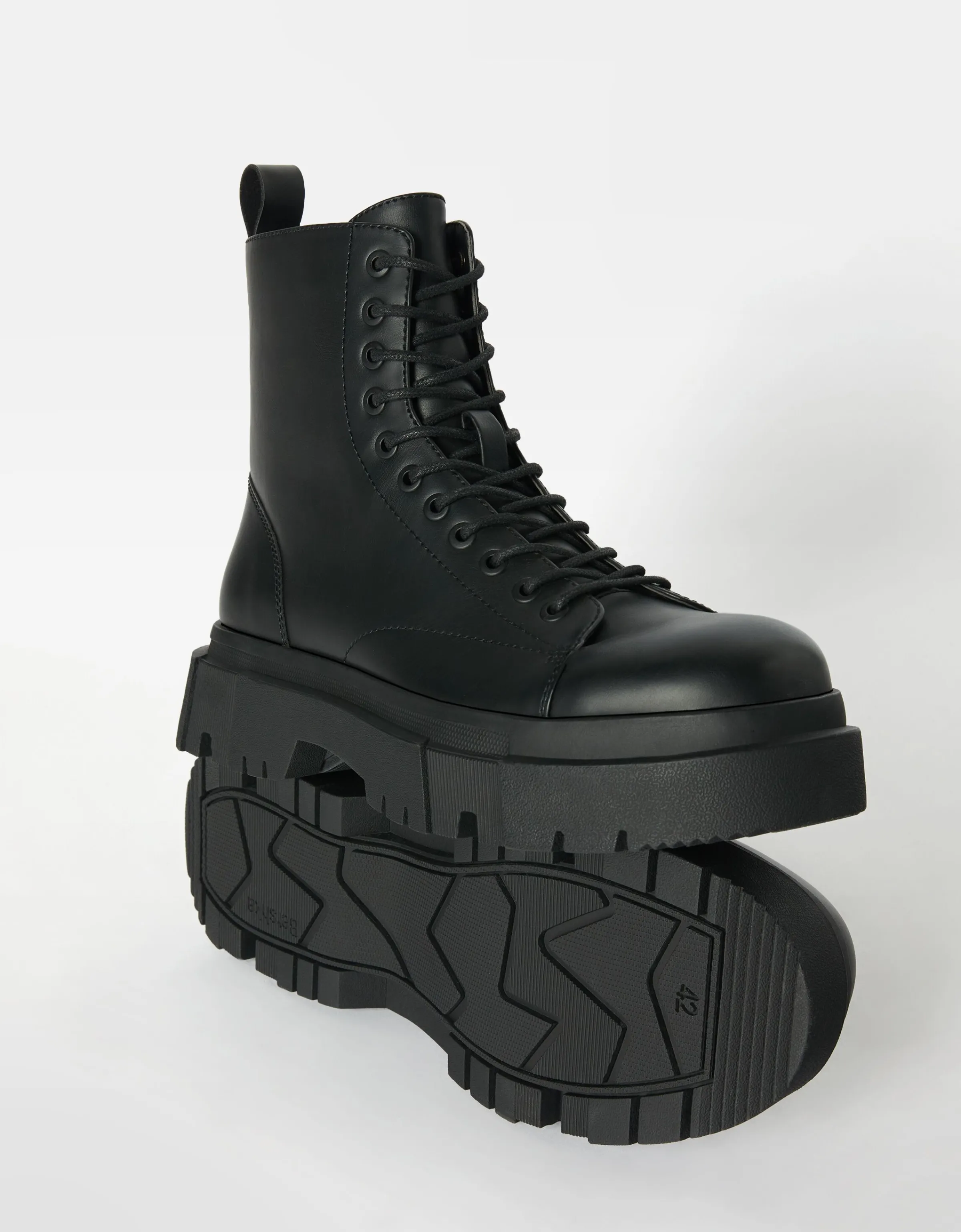 BERSHKA Botas acordonadas suela track hombre Negro Sale