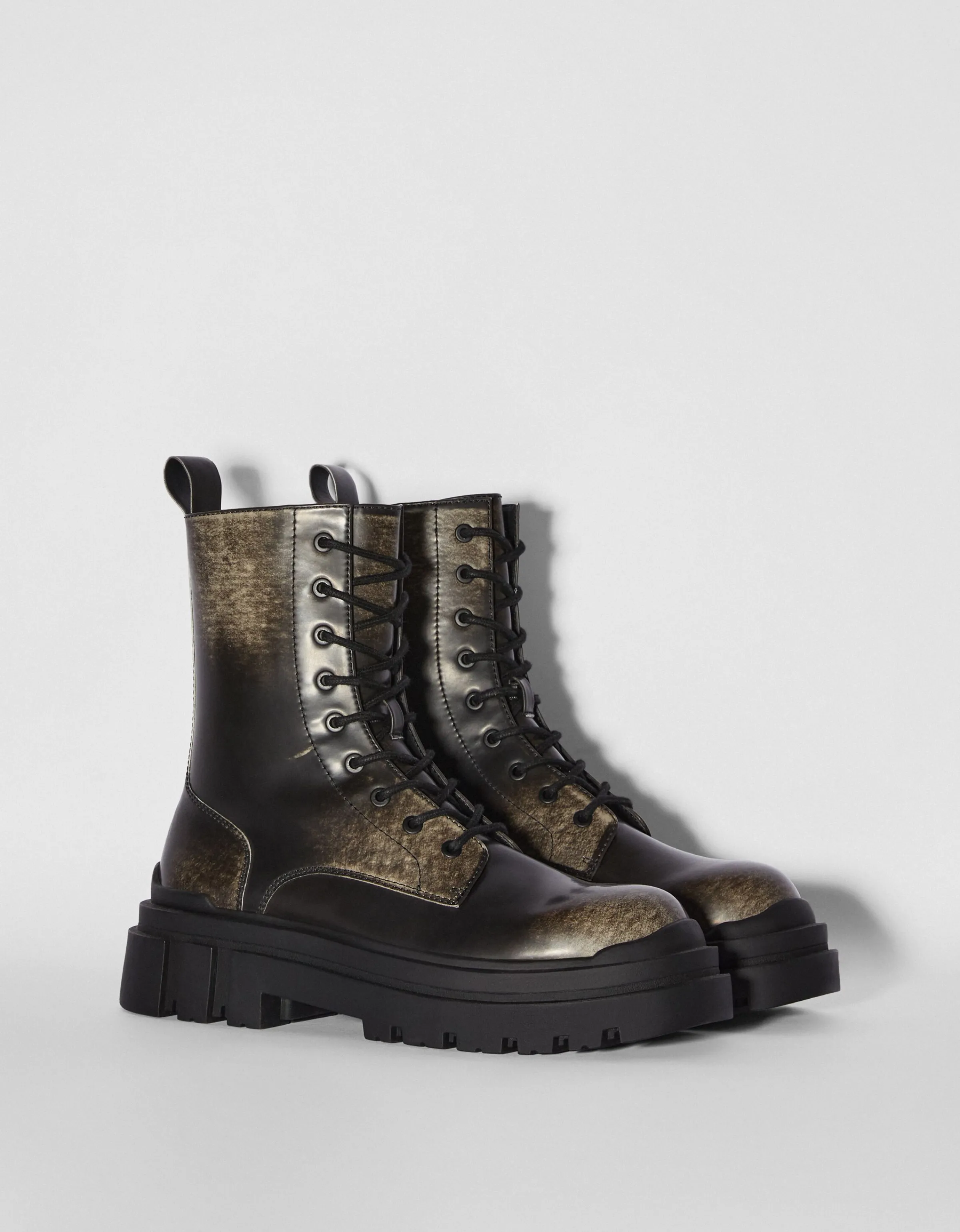 BERSHKA Botas efecto desgastado suela track hombre Negro Outlet