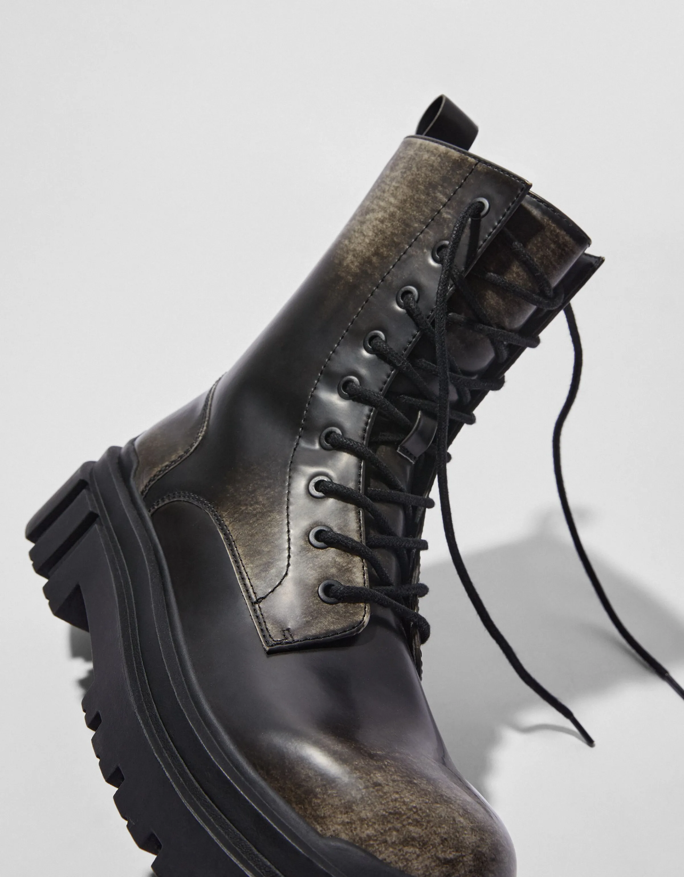 BERSHKA Botas efecto desgastado suela track hombre Negro Outlet