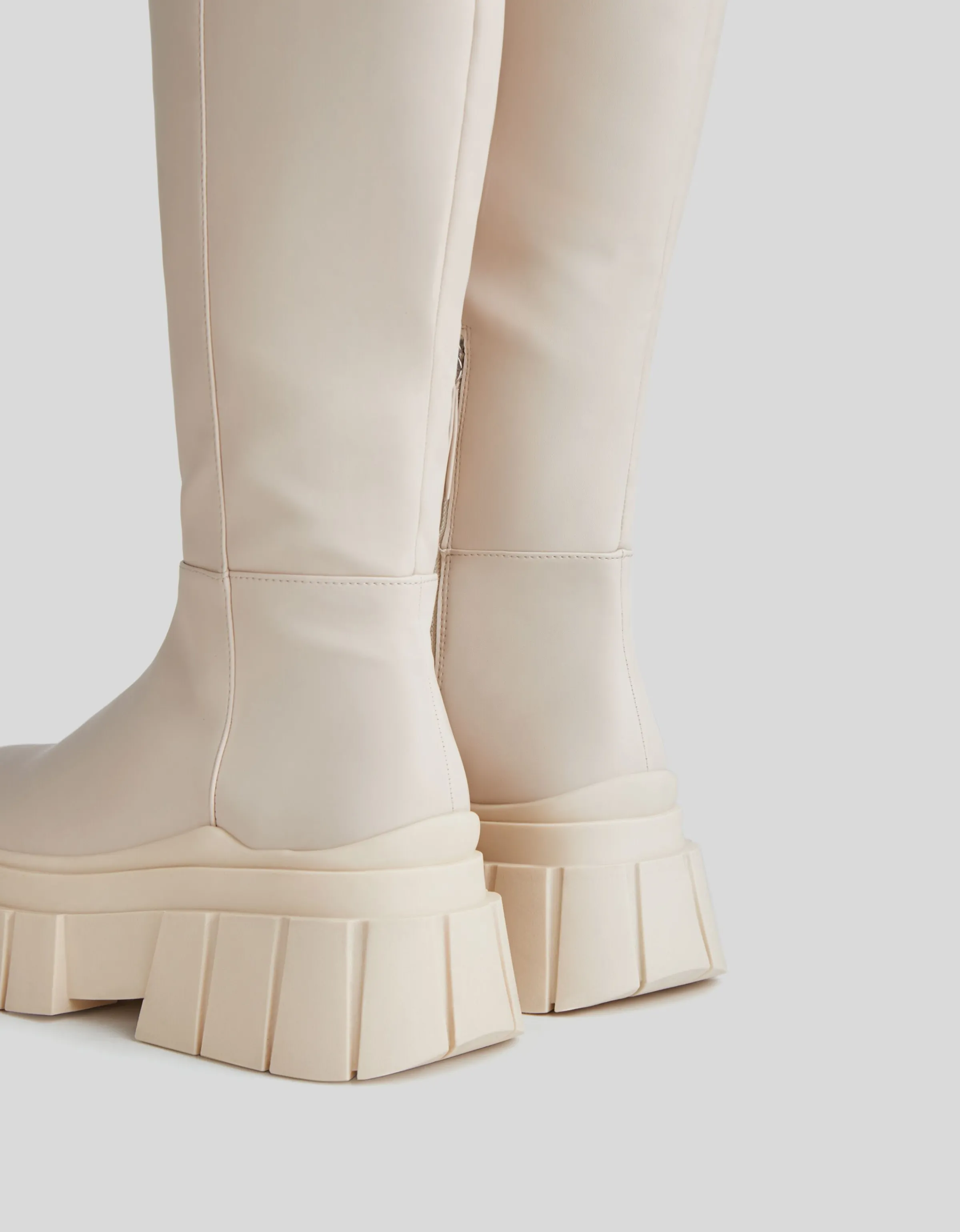 BERSHKA Botas plataforma suela track Crudo Best