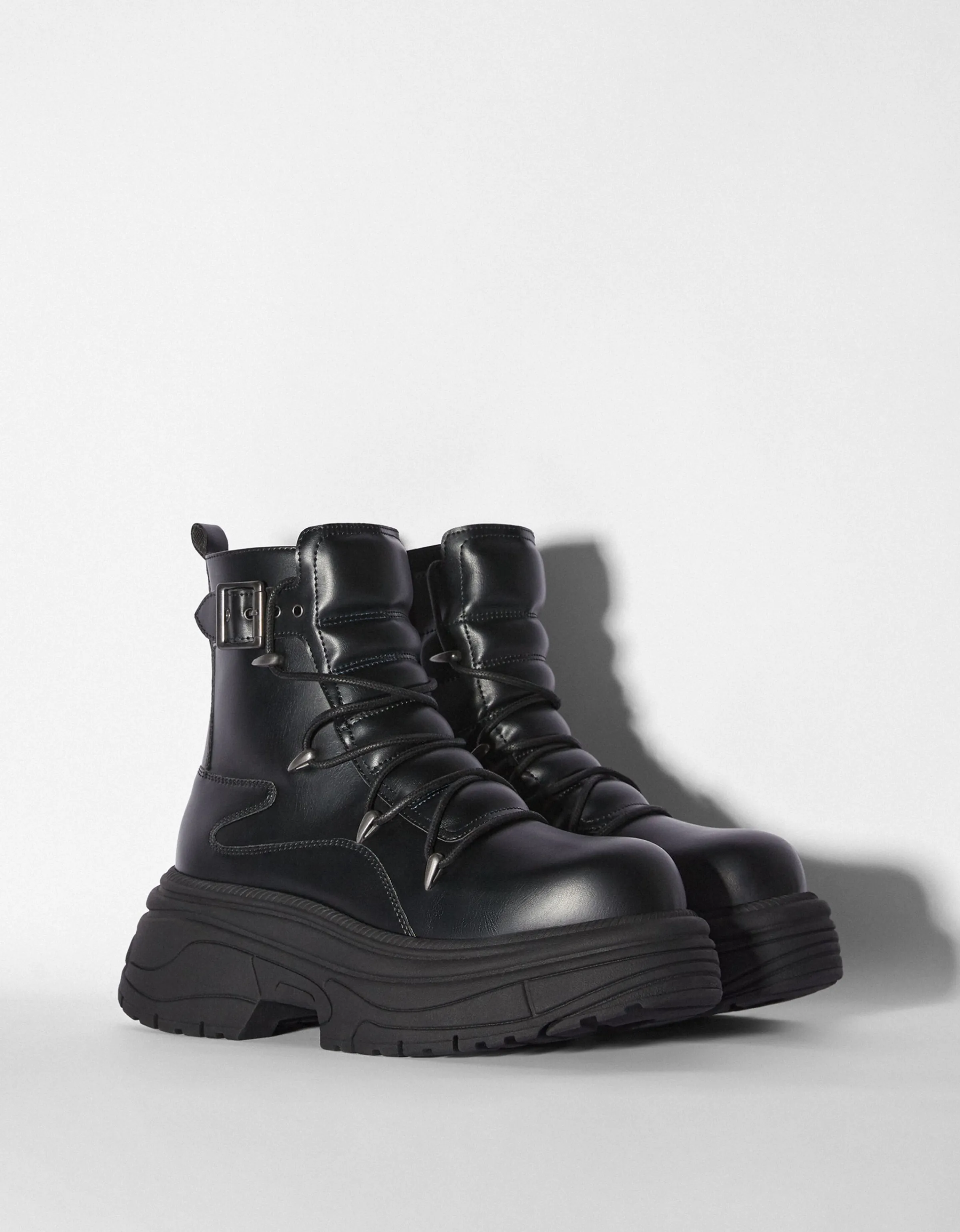 BERSHKA Botas volumen detalle hebillas hombre Negro Online