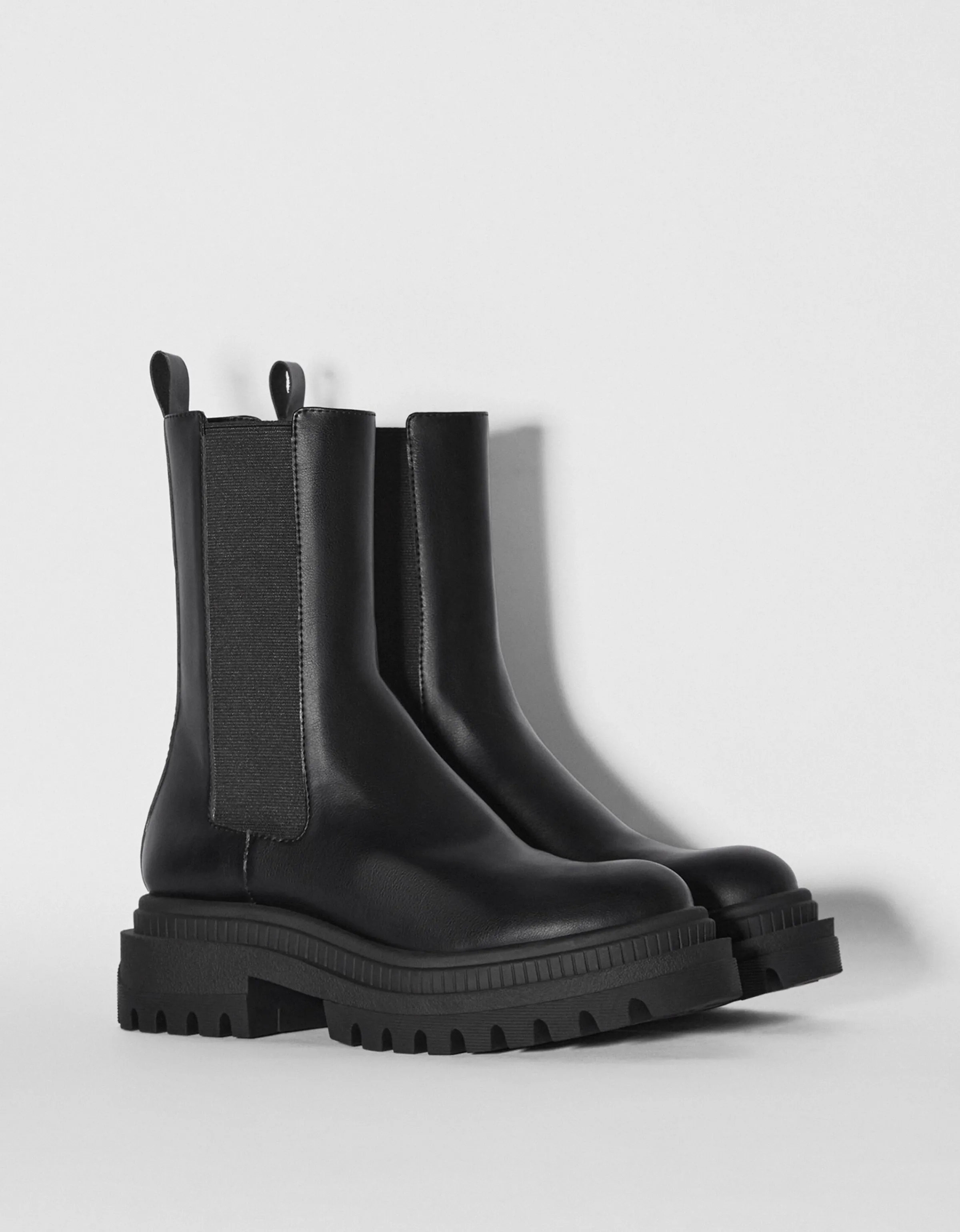 BERSHKA Botines planos con elásticos Negro Clearance