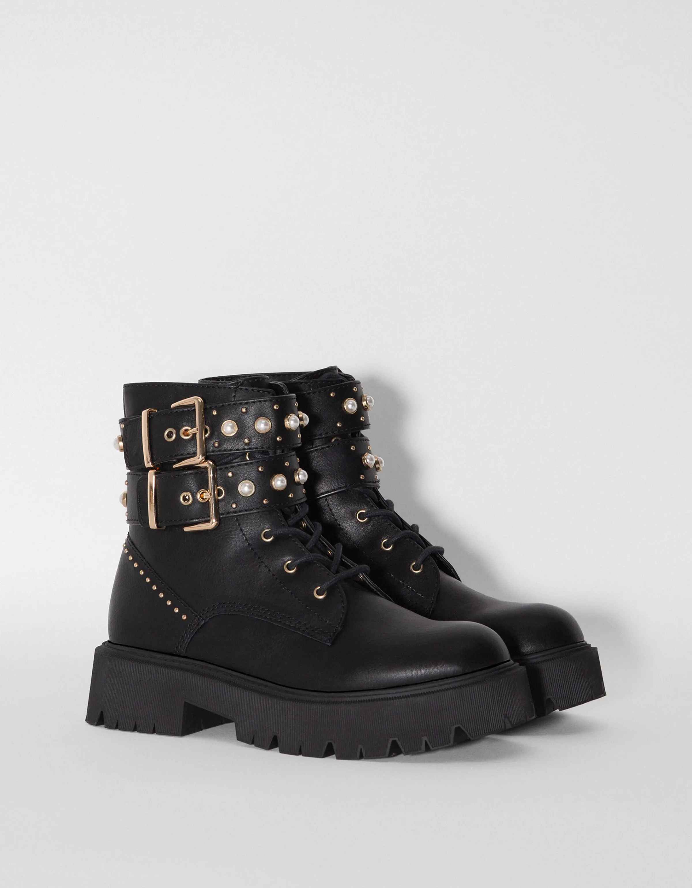 BERSHKA Botines planos detalle perlas y tachas Negro Online