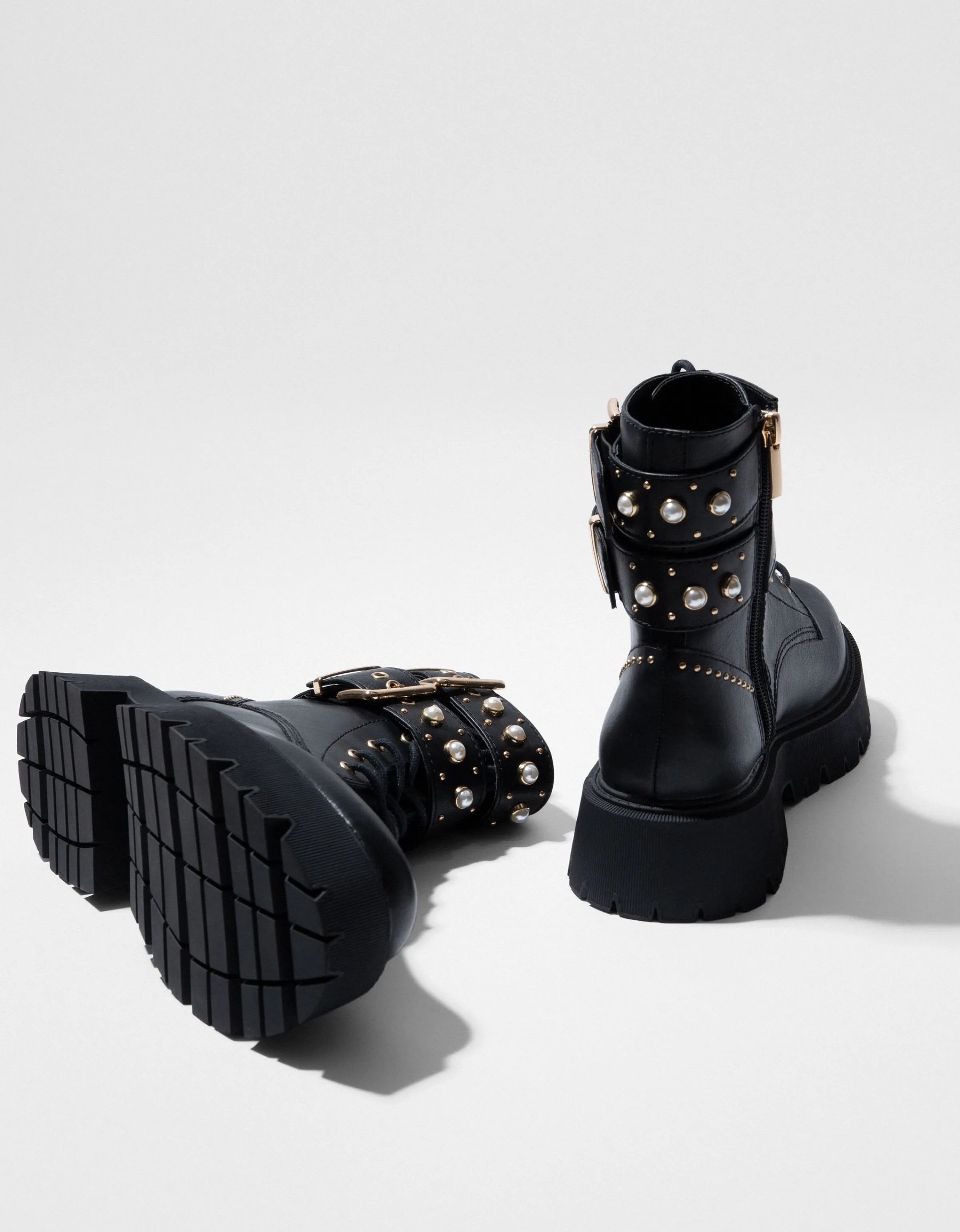 BERSHKA Botines planos detalle perlas y tachas Negro Online