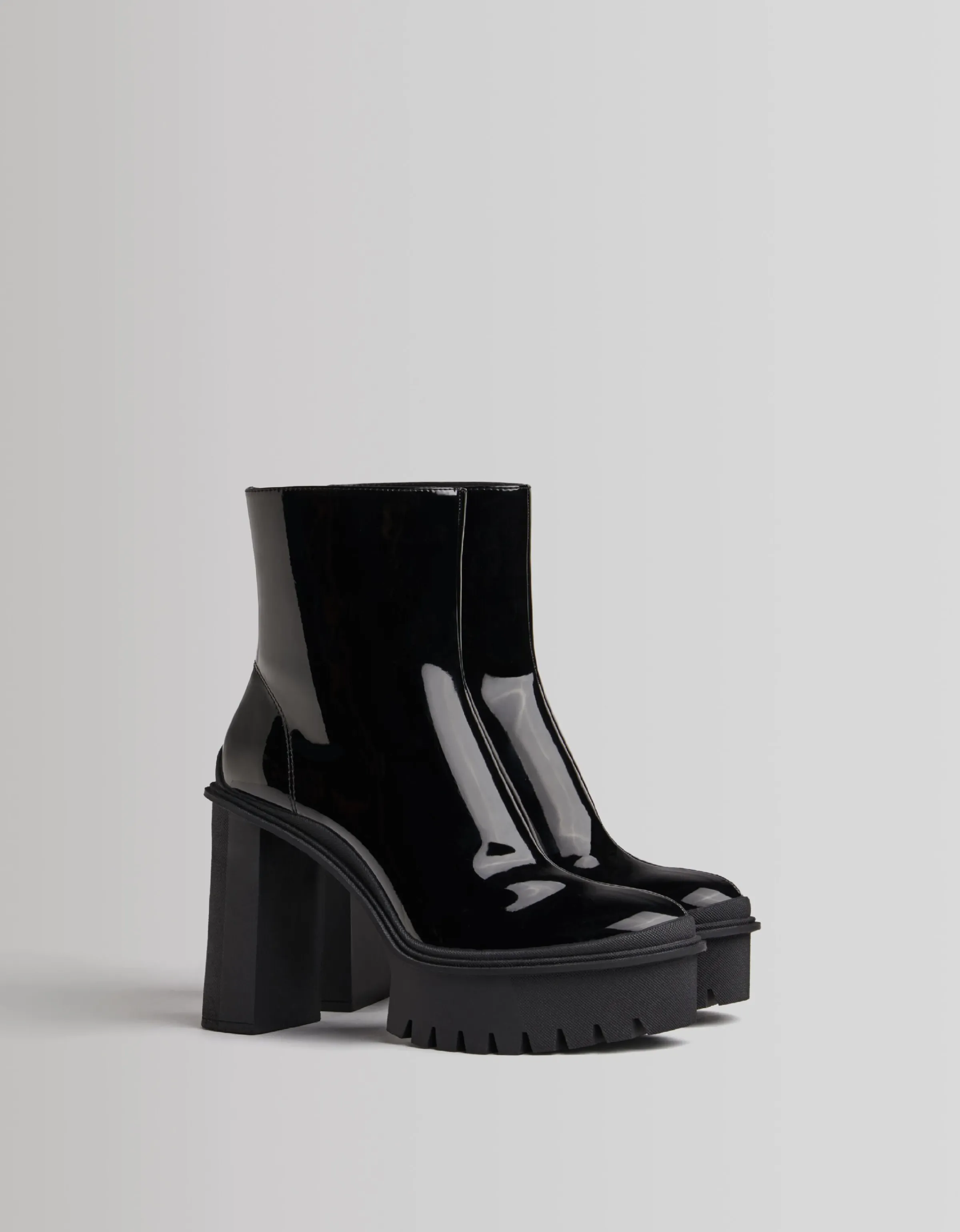 BERSHKA Botines tacón plataforma efecto charol Negro Fashion