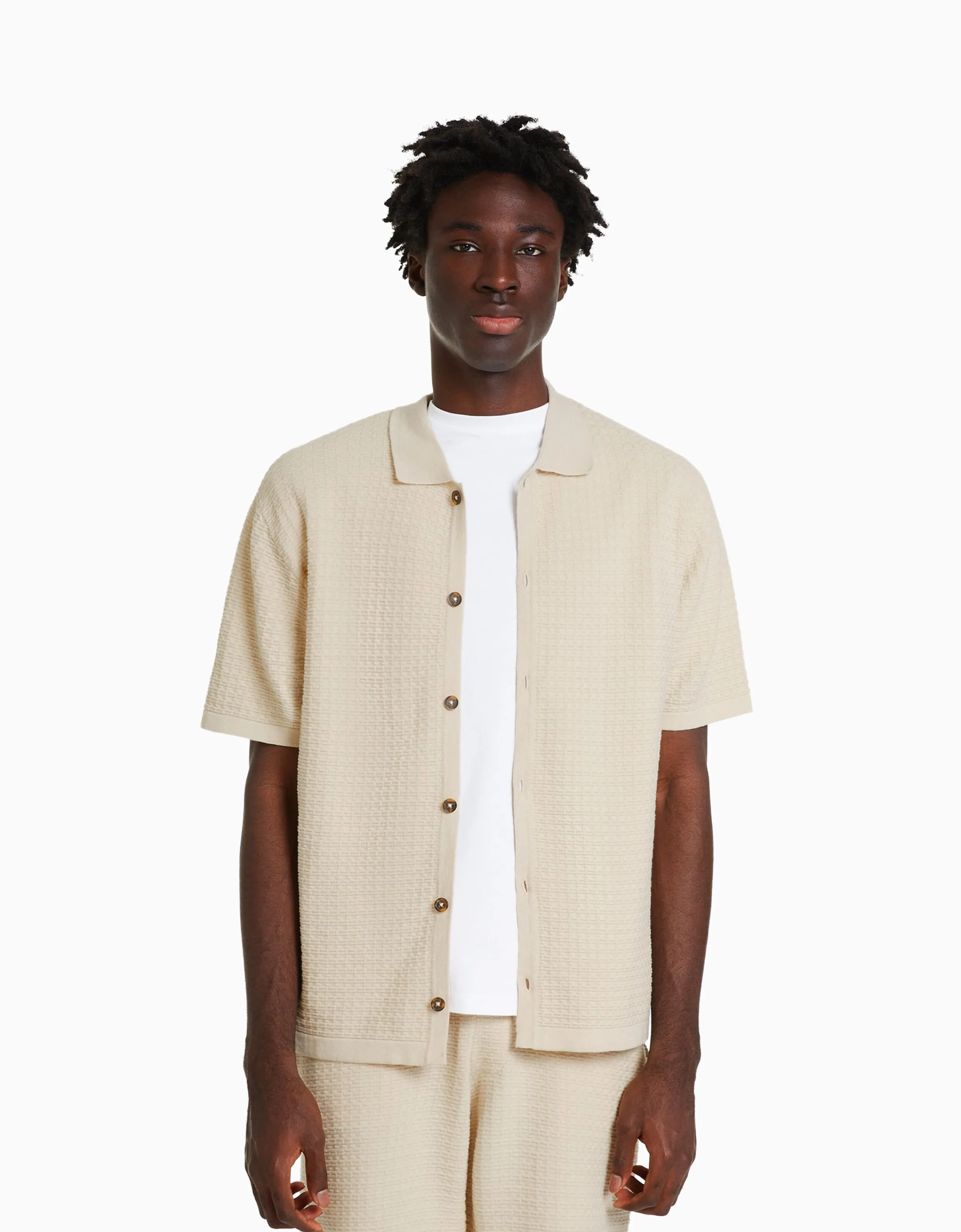 BERSHKA Camisa manga corta estructura básica Crudo Online