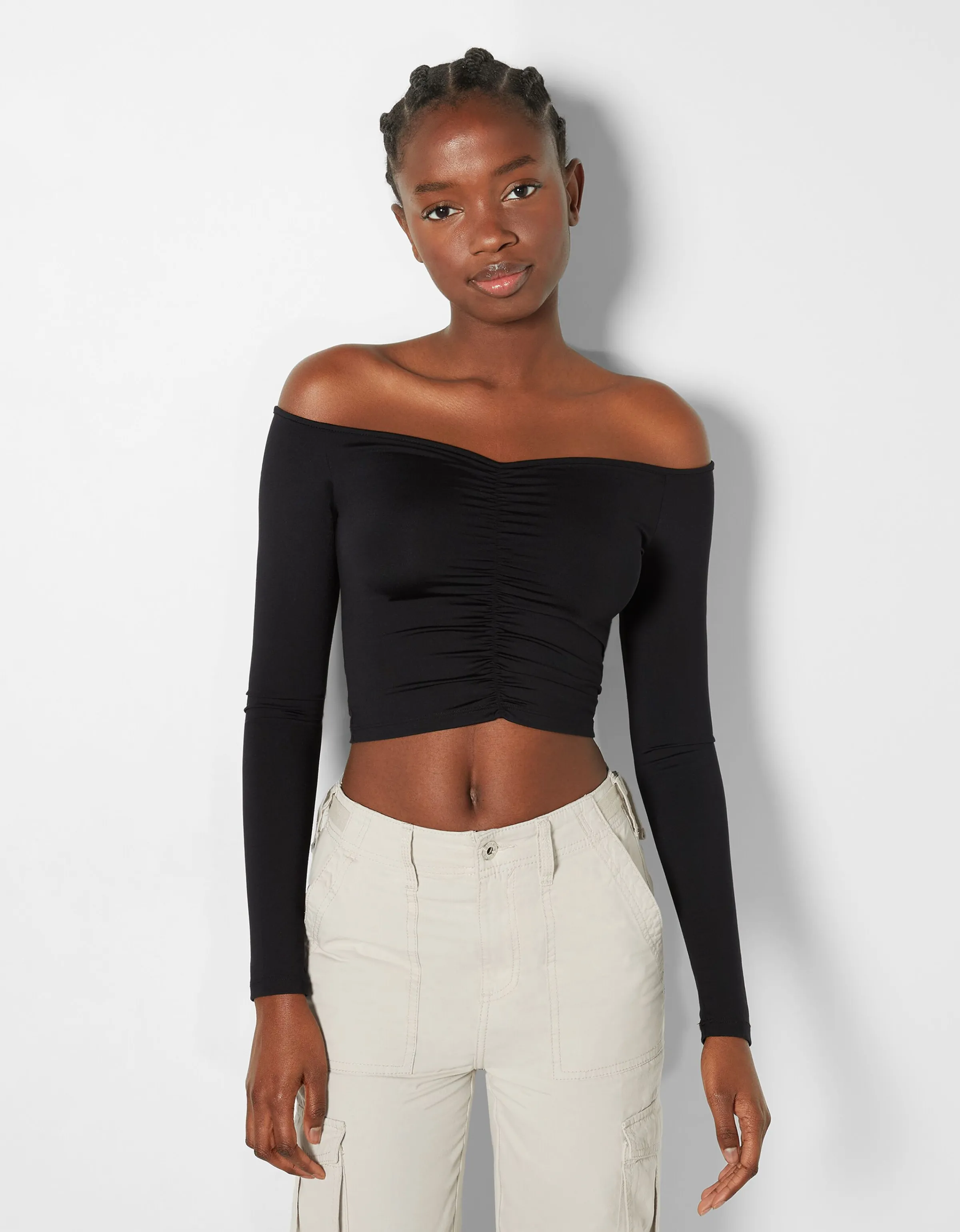 BERSHKA Camiseta manga larga cropped escote bardot frunces Negro Hot