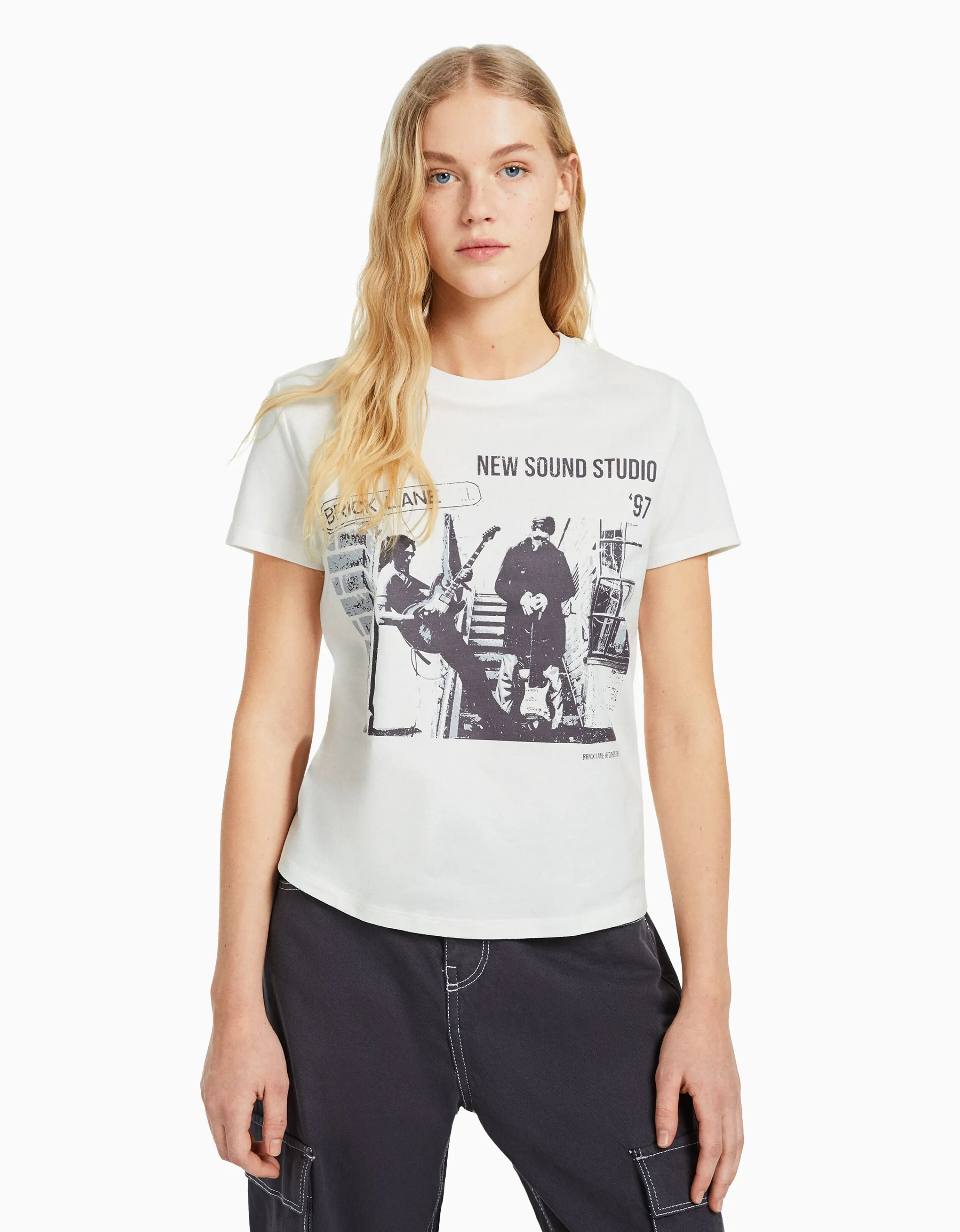 BERSHKA Camiseta regular print gráfico Blanco roto Cheap