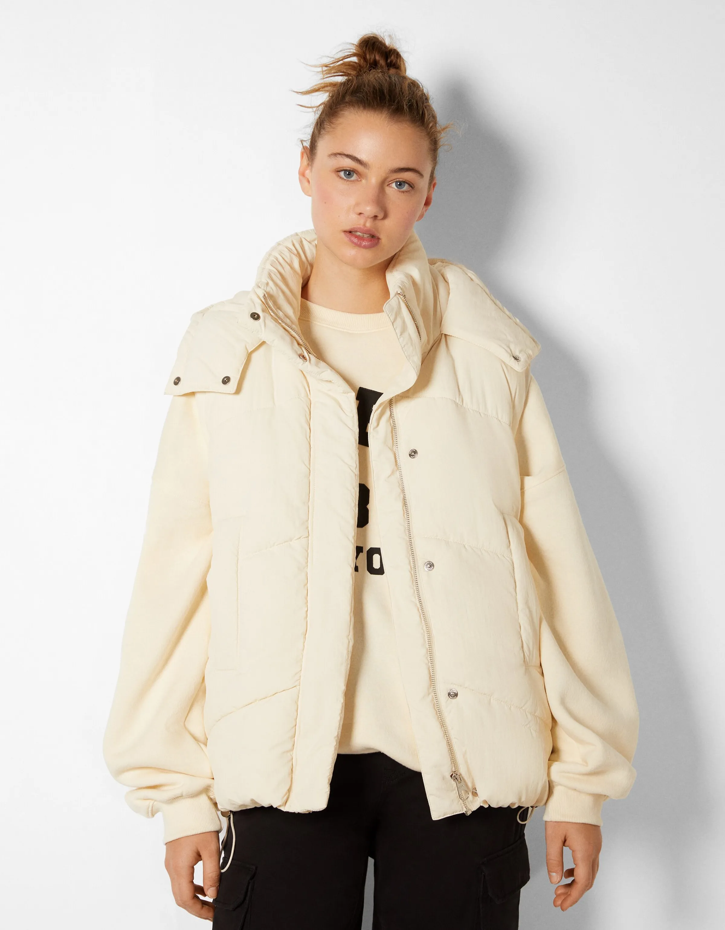 BERSHKA Chaleco capucha puffy oversize Crudo Fashion