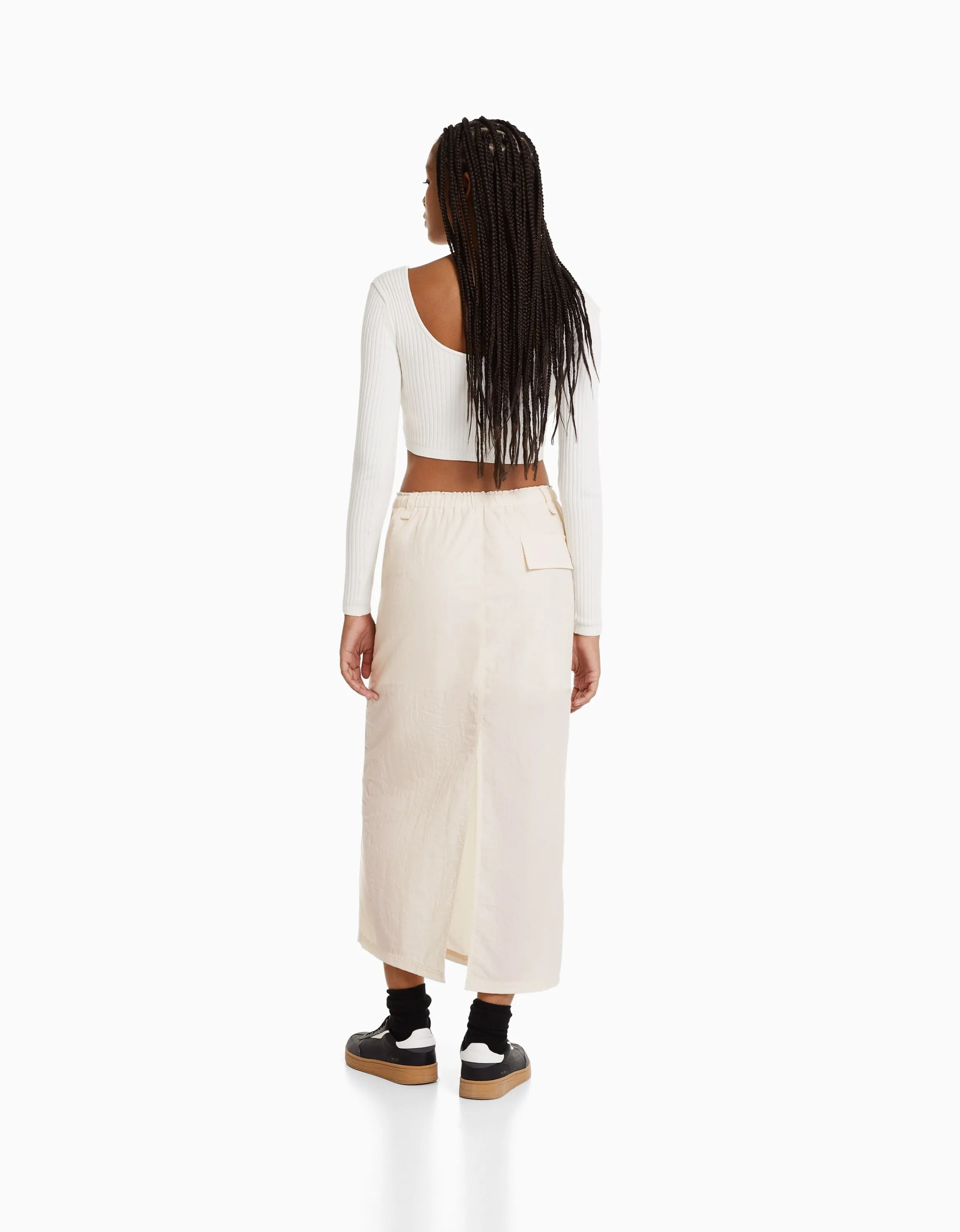 BERSHKA Falda midi efecto nylon Crudo Discount