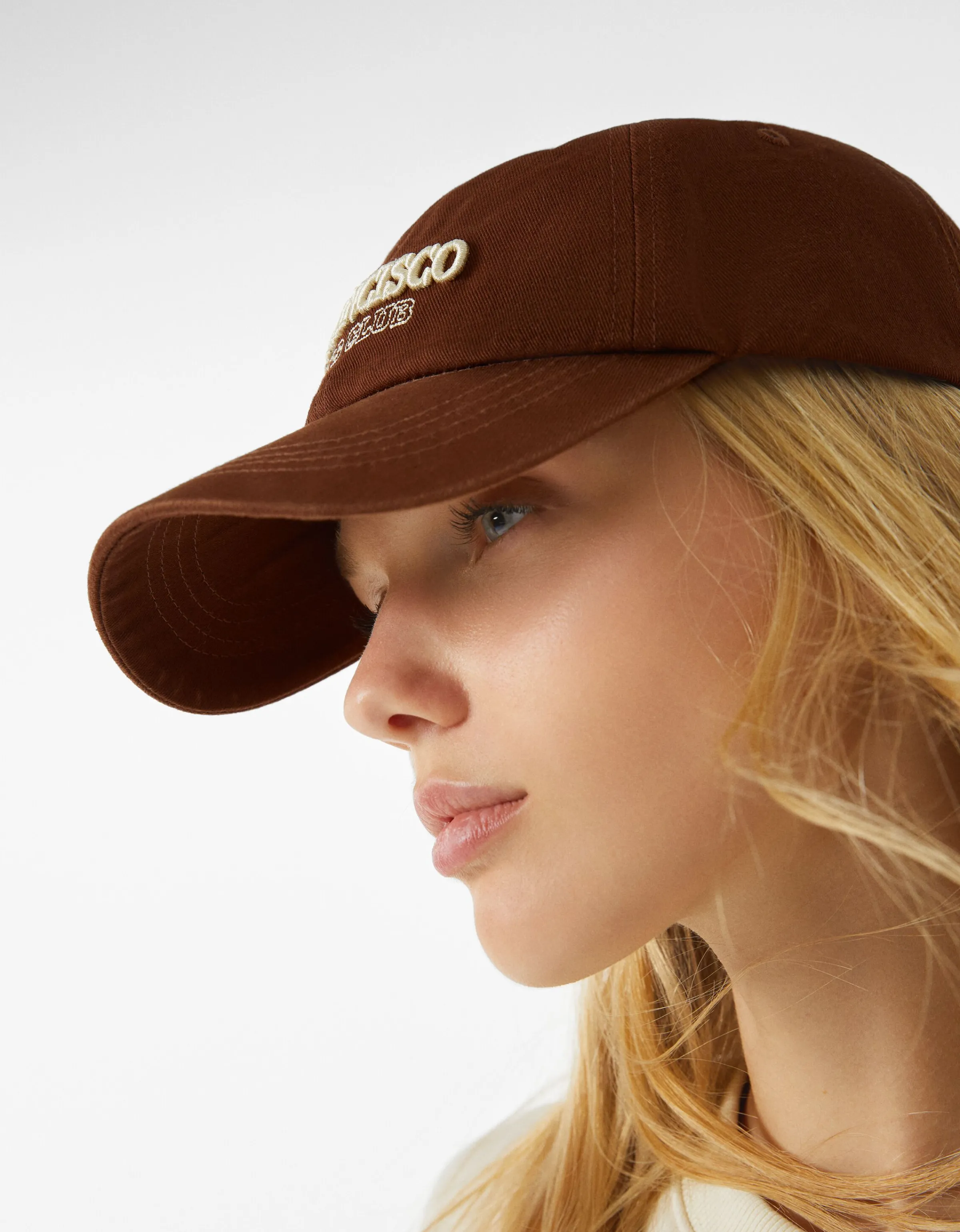 BERSHKA Gorra sport color Marrón Hot