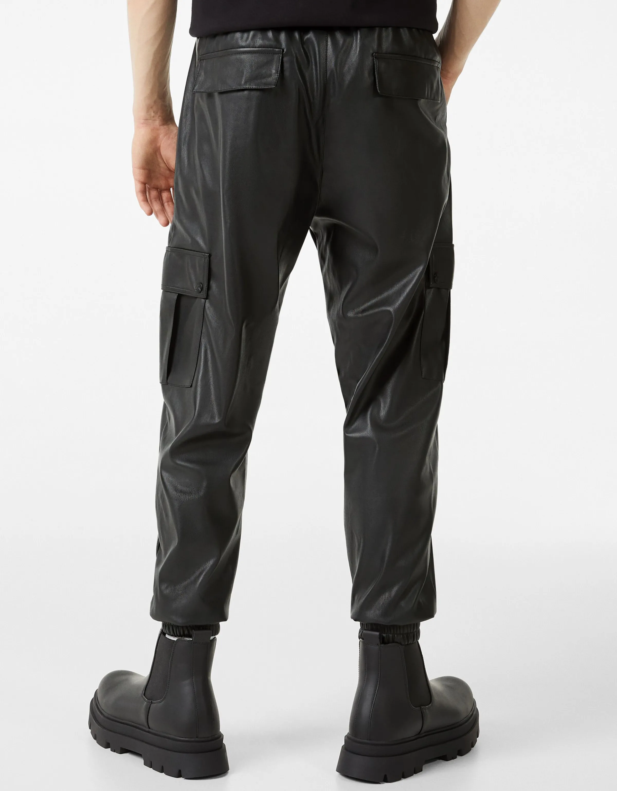 BERSHKA Pantalón jogger cargo efecto piel Negro Flash Sale