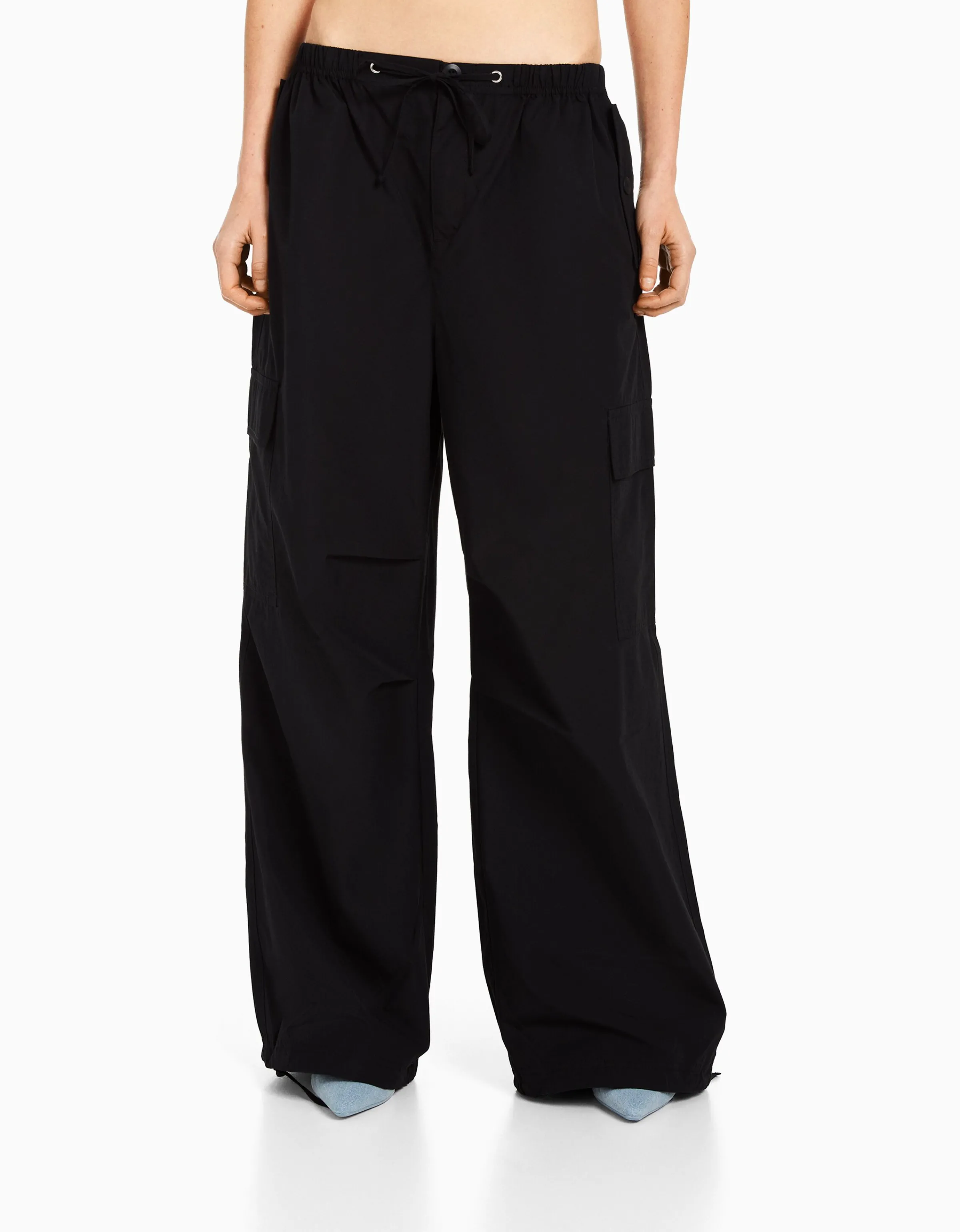 BERSHKA Pantalón jogger cargo parachute Negro Flash Sale