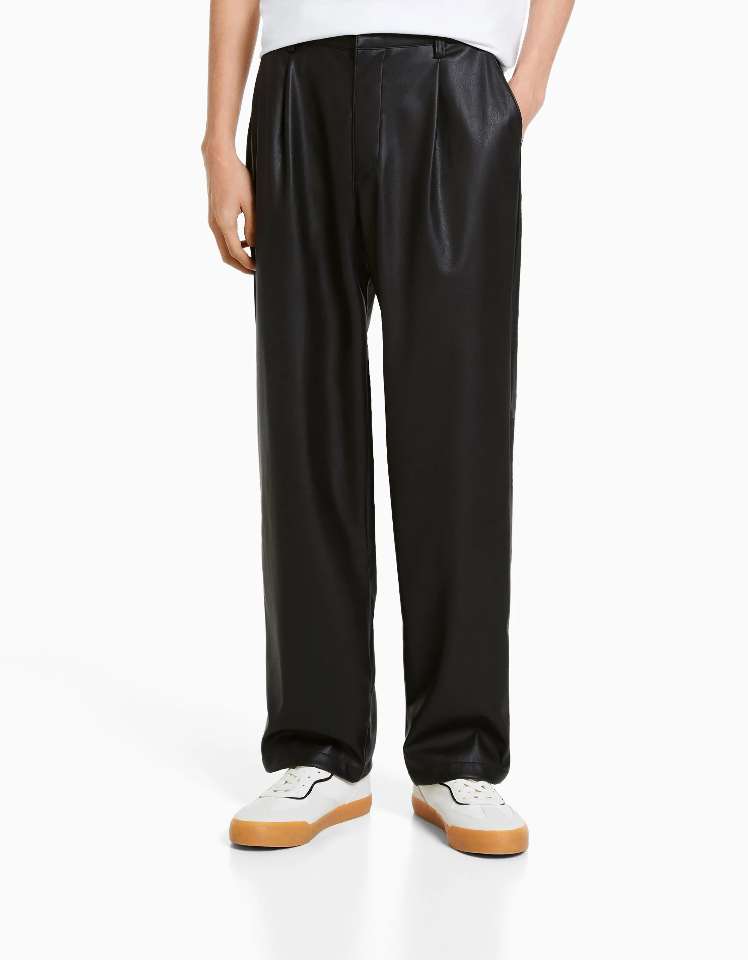 BERSHKA Pantalón semi jogger efecto piel Negro Shop