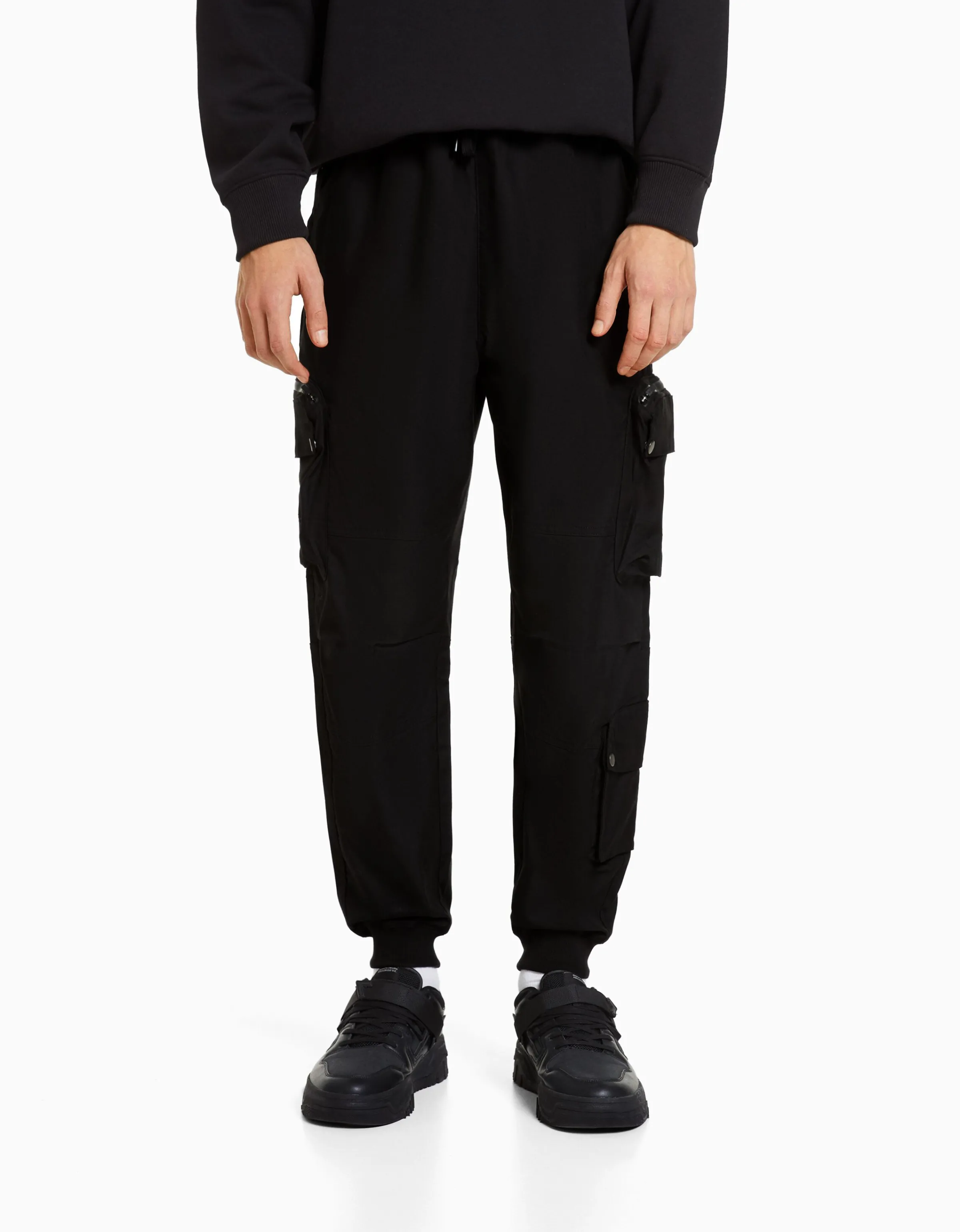 BERSHKA Pantalón técnico jogger multicargo Negro Store