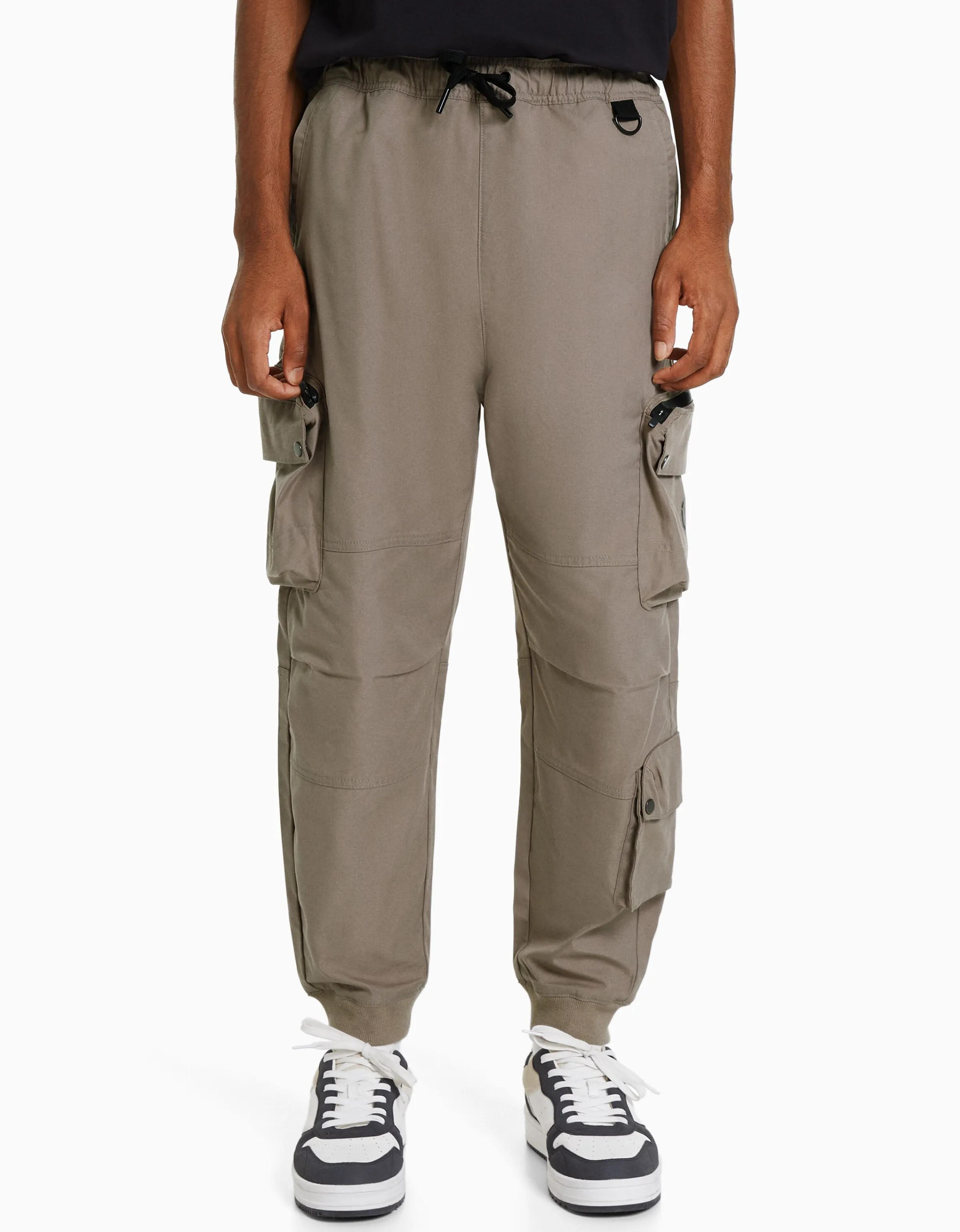 BERSHKA Pantalón técnico jogger multicargo Camel Hot