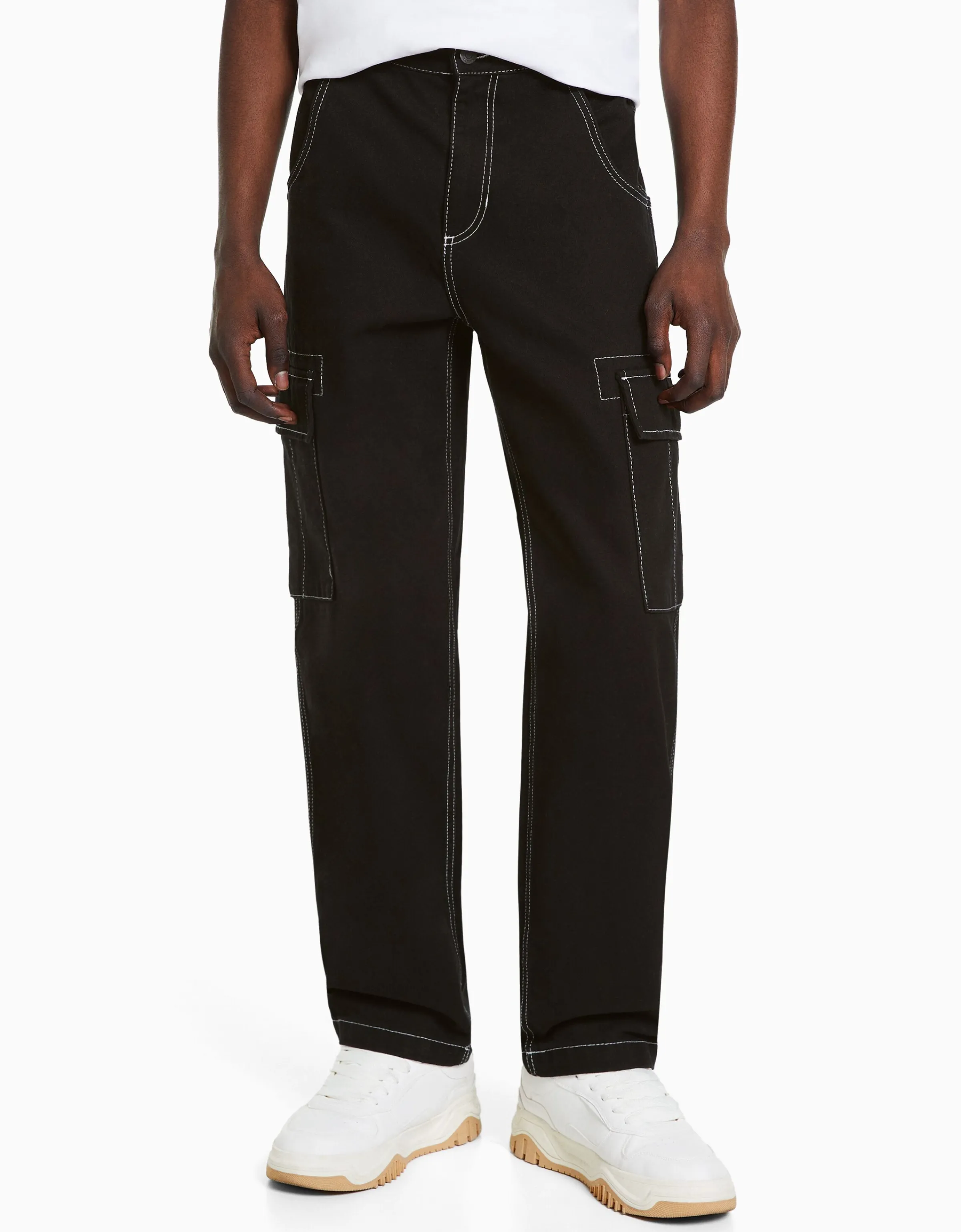 BERSHKA Pantalón wide cargo hilo contraste Negro Store