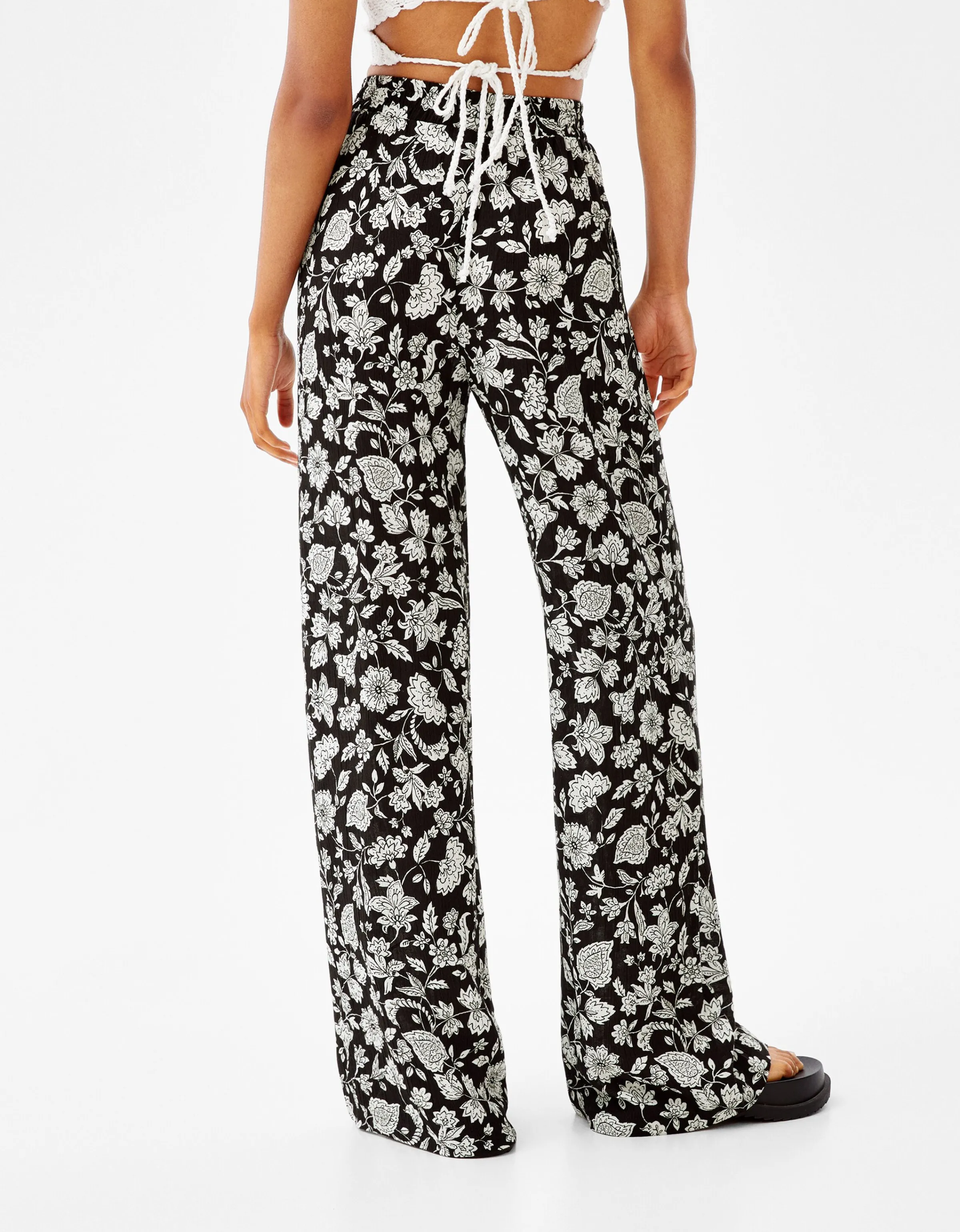 BERSHKA Pantalón wide leg bámbula print flores Blanco / Negro Outlet