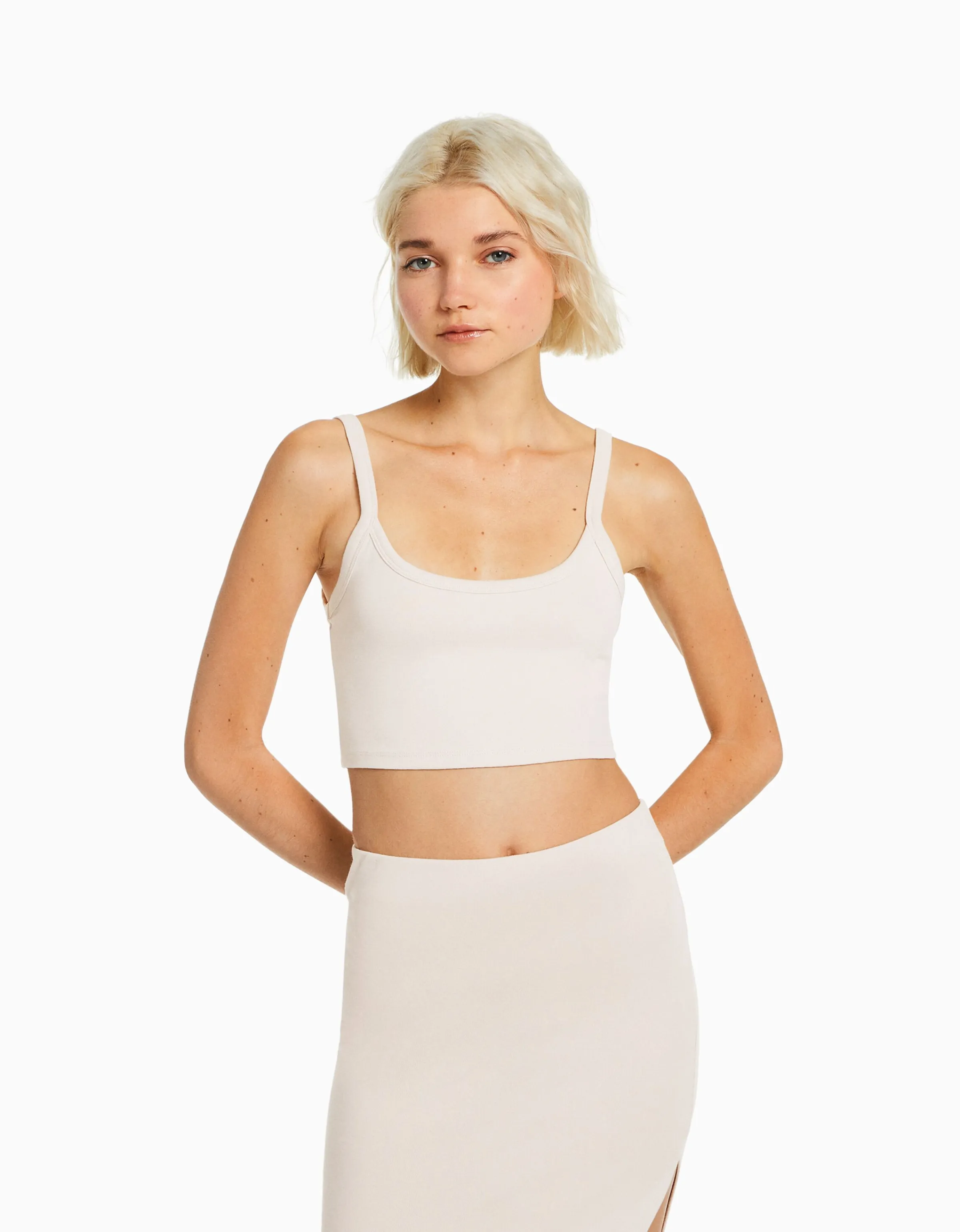 BERSHKA Top tirante ancho cropped Arena Cheap