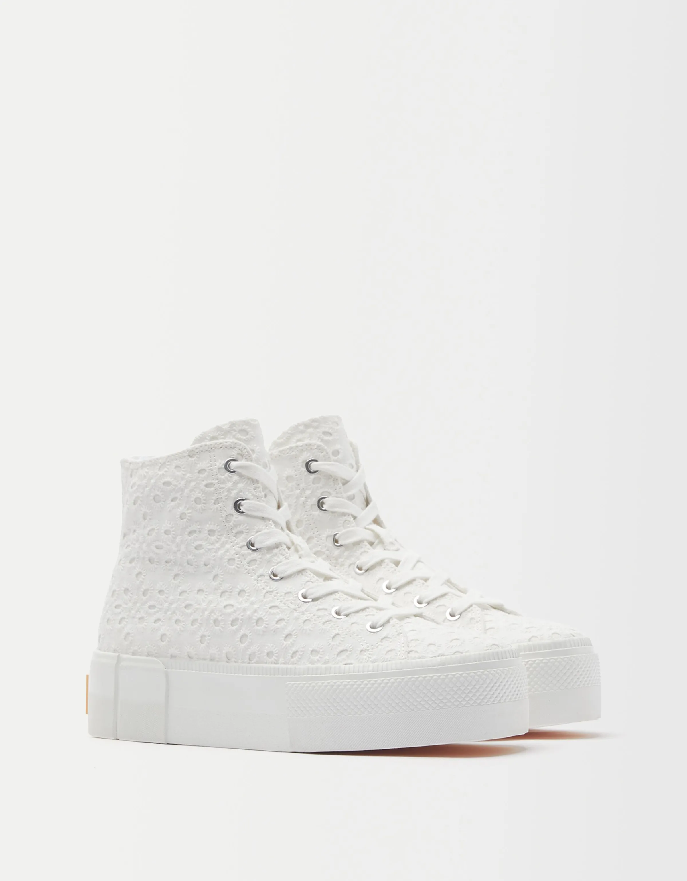 BERSHKA Zapatillas abotinadas plataforma bordado suizo Blanco Clearance