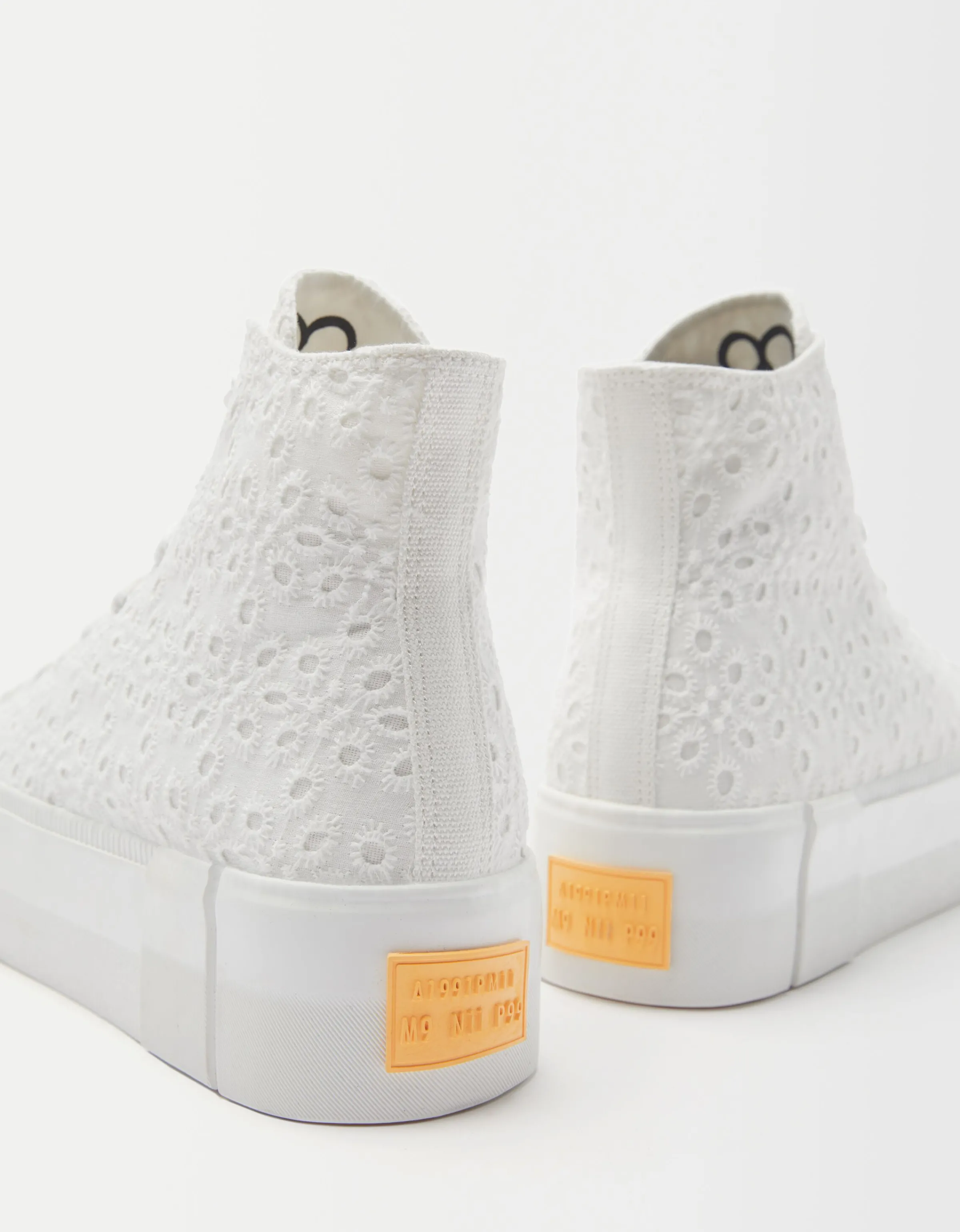 BERSHKA Zapatillas abotinadas plataforma bordado suizo Blanco Clearance