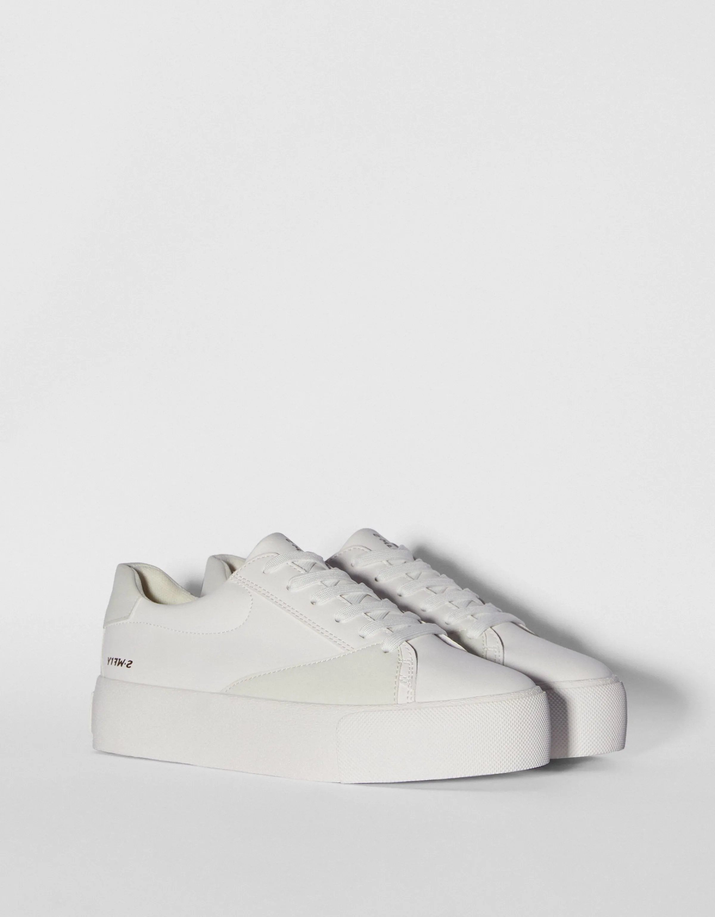 BERSHKA Zapatillas detalles acolchados Blanco Outlet