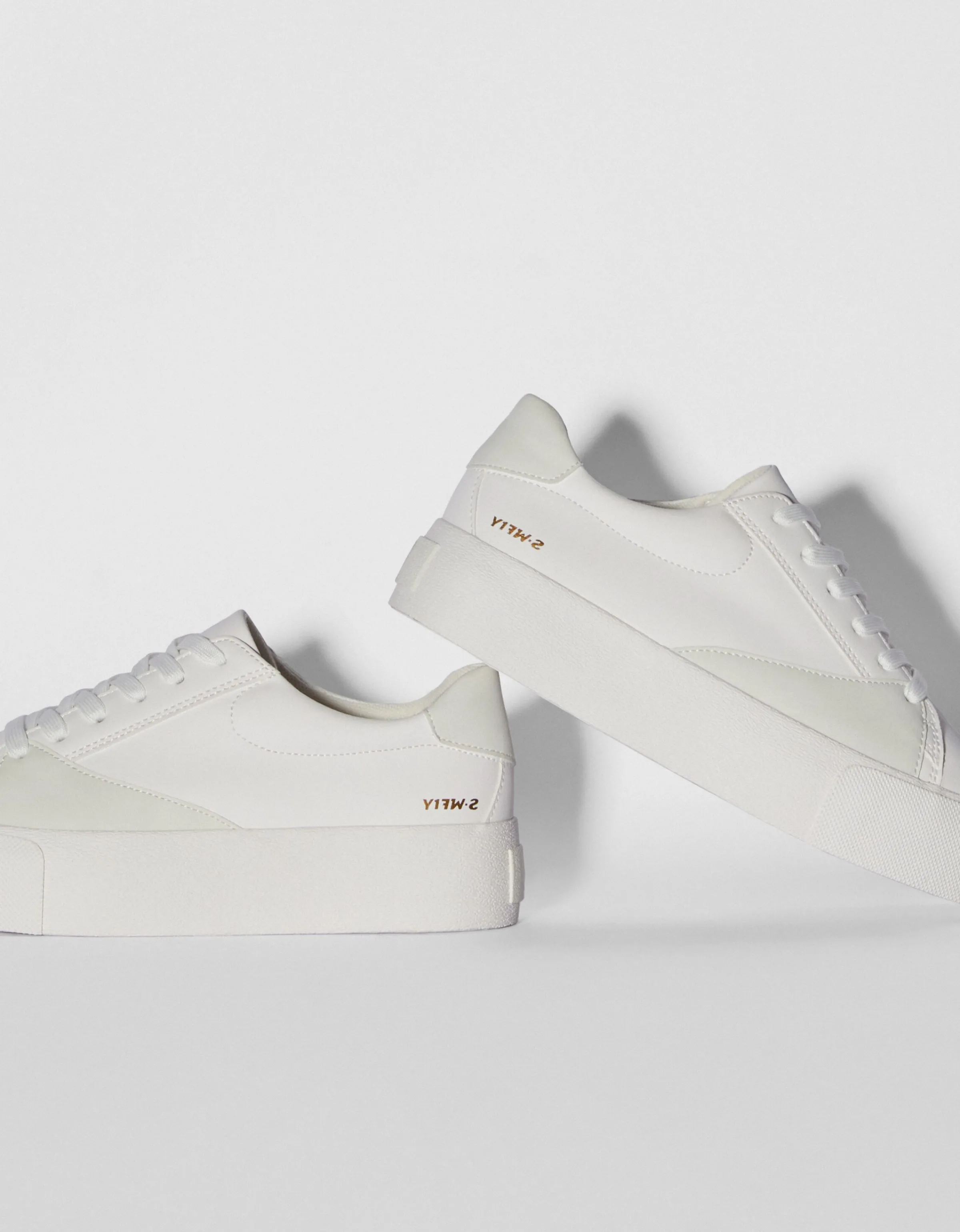 BERSHKA Zapatillas detalles acolchados Blanco Outlet