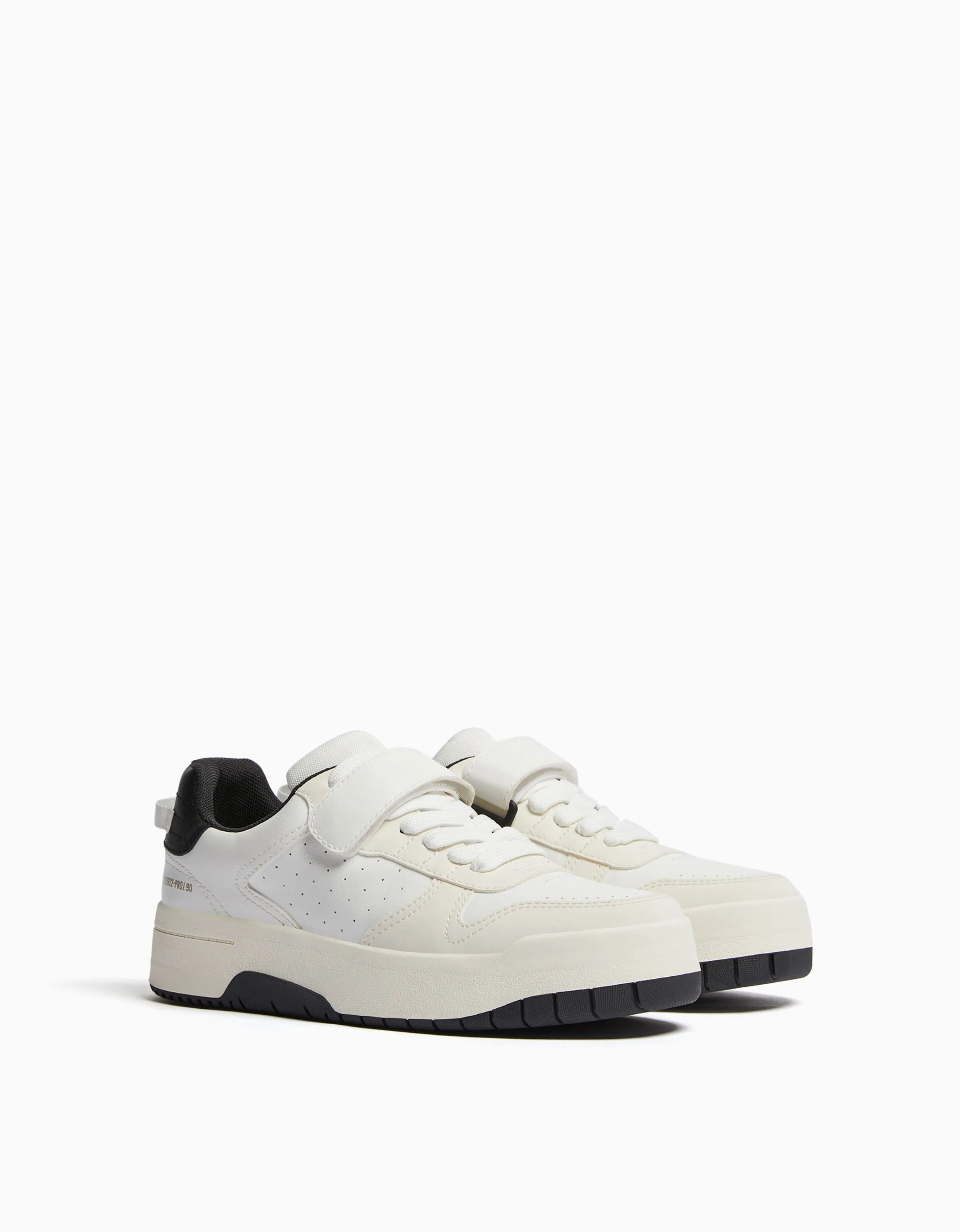 BERSHKA Zapatillas picados detalle tira Blanco Cheap