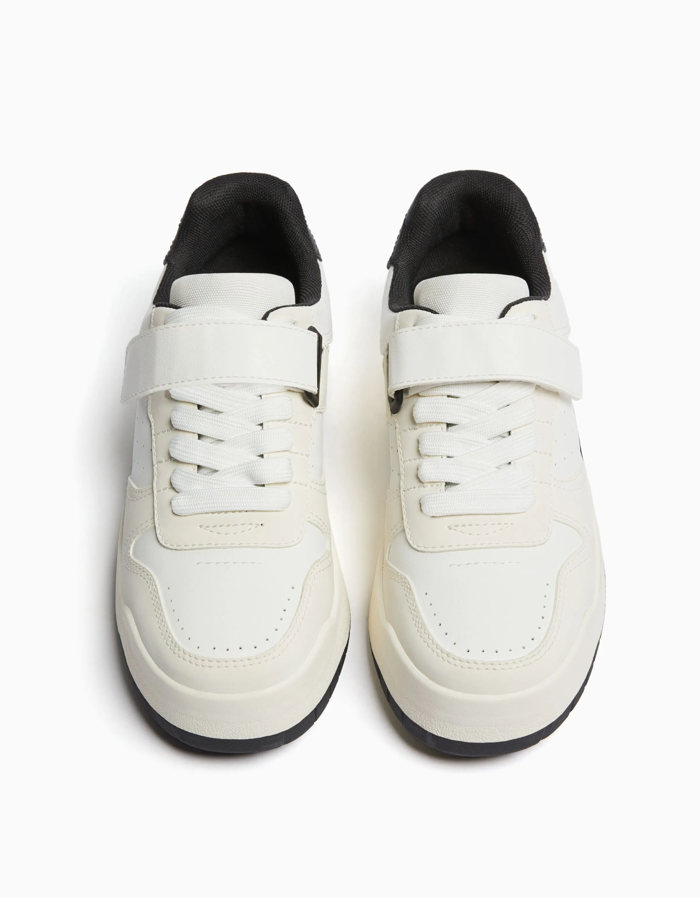 BERSHKA Zapatillas picados detalle tira Blanco Cheap