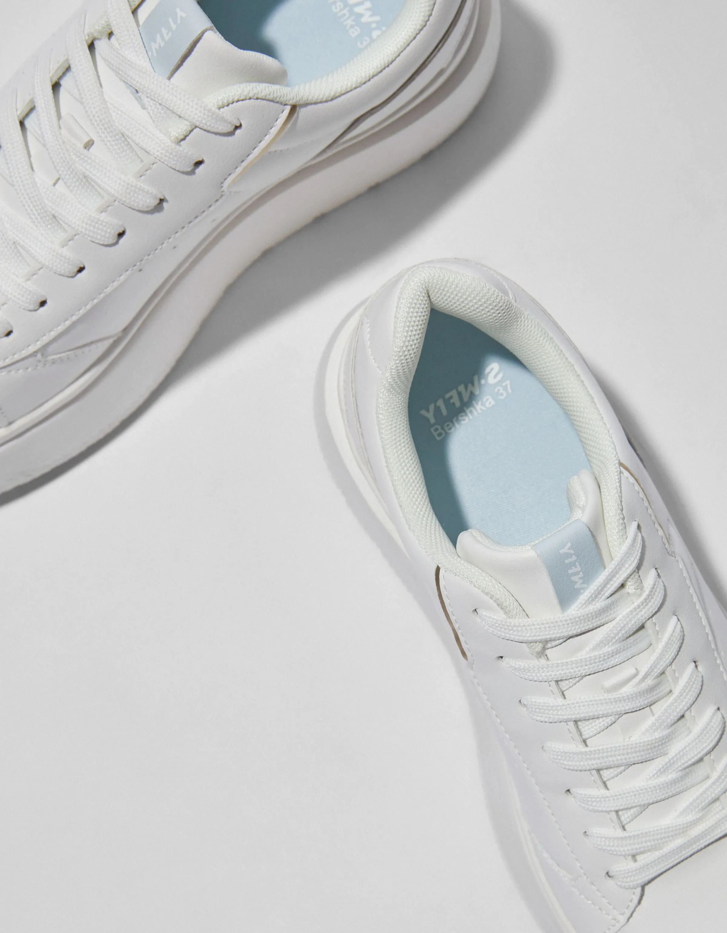 BERSHKA Zapatillas plataforma detalles metalizados Blanco Hot