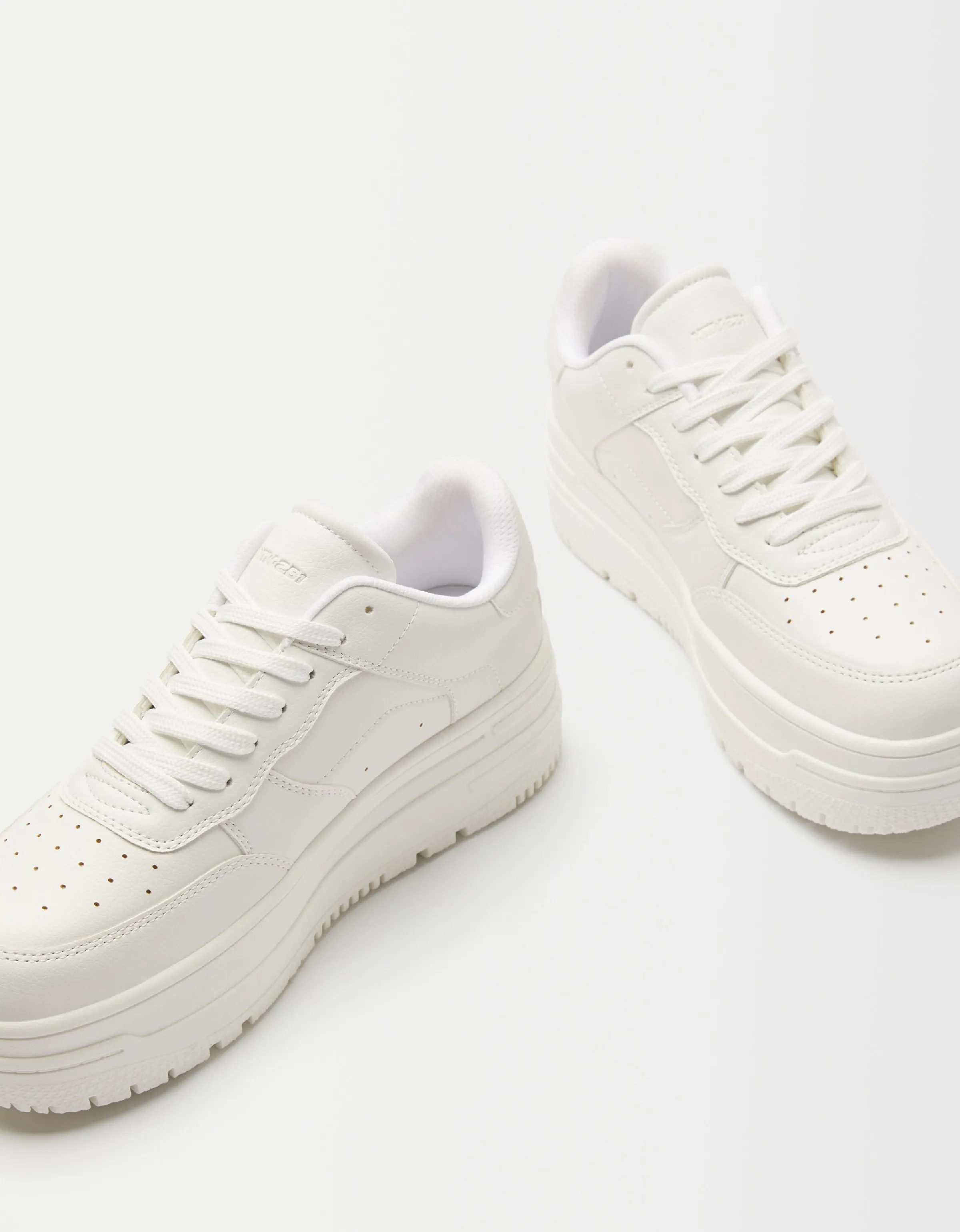 BERSHKA Zapatillas plataforma monocolor Blanco Outlet